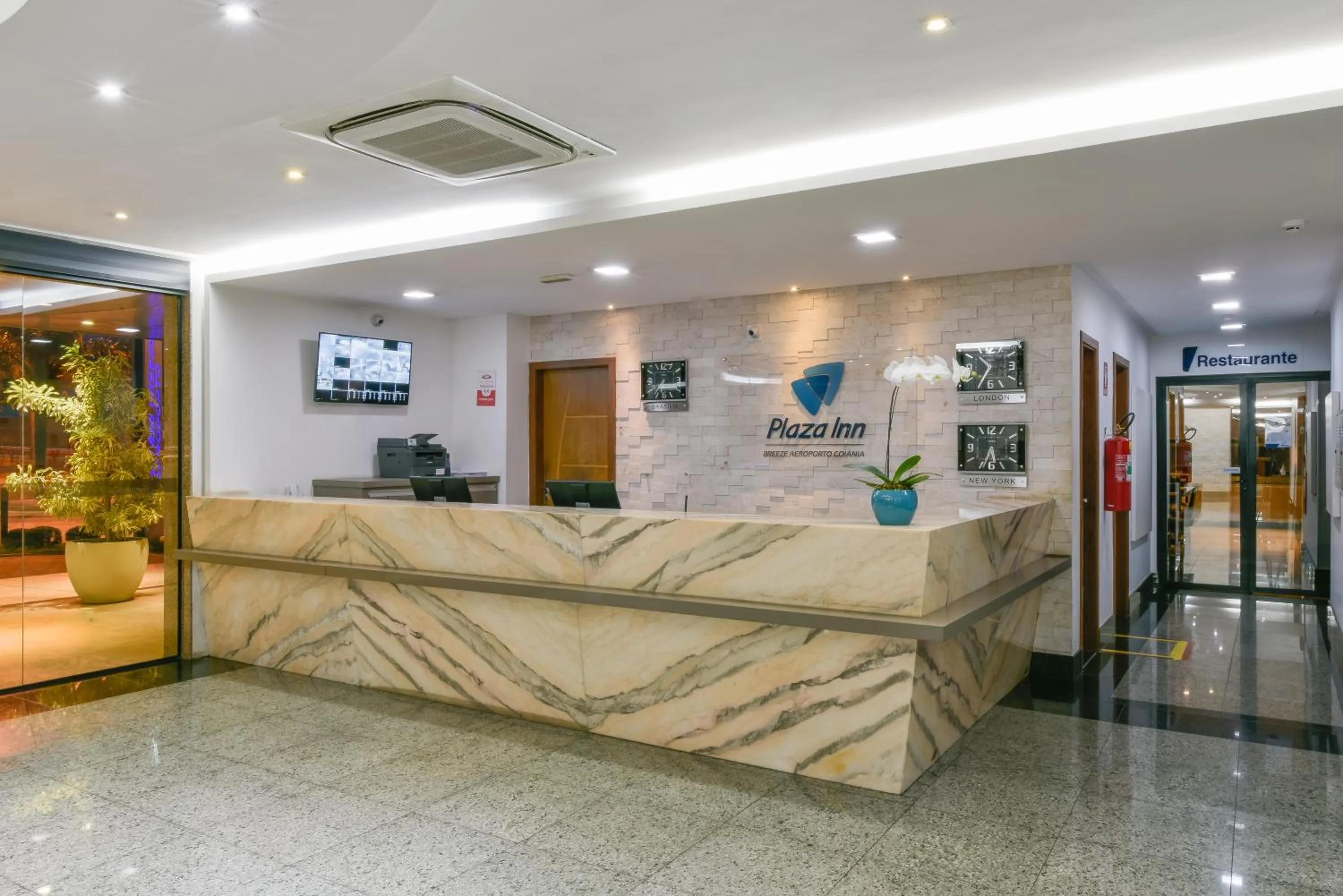 Communal lounge/ TV room in Plaza Inn Breeze Aeroporto