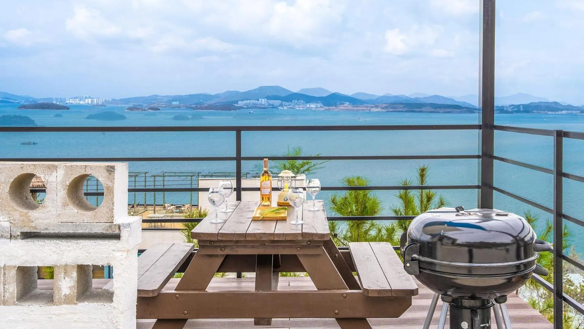 Property building in Yeosu Hemiswi SPA Pension