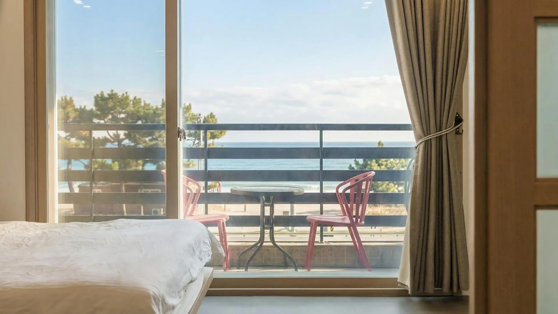 Property building, Bed in Yangyang Haettuneonchangmoon Pension