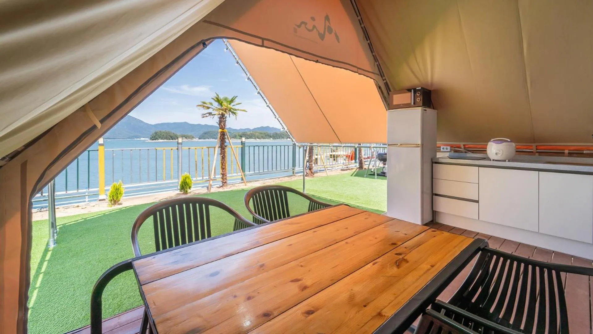 Photo of the whole room in Goseong Bluebeach Pension&Glamping