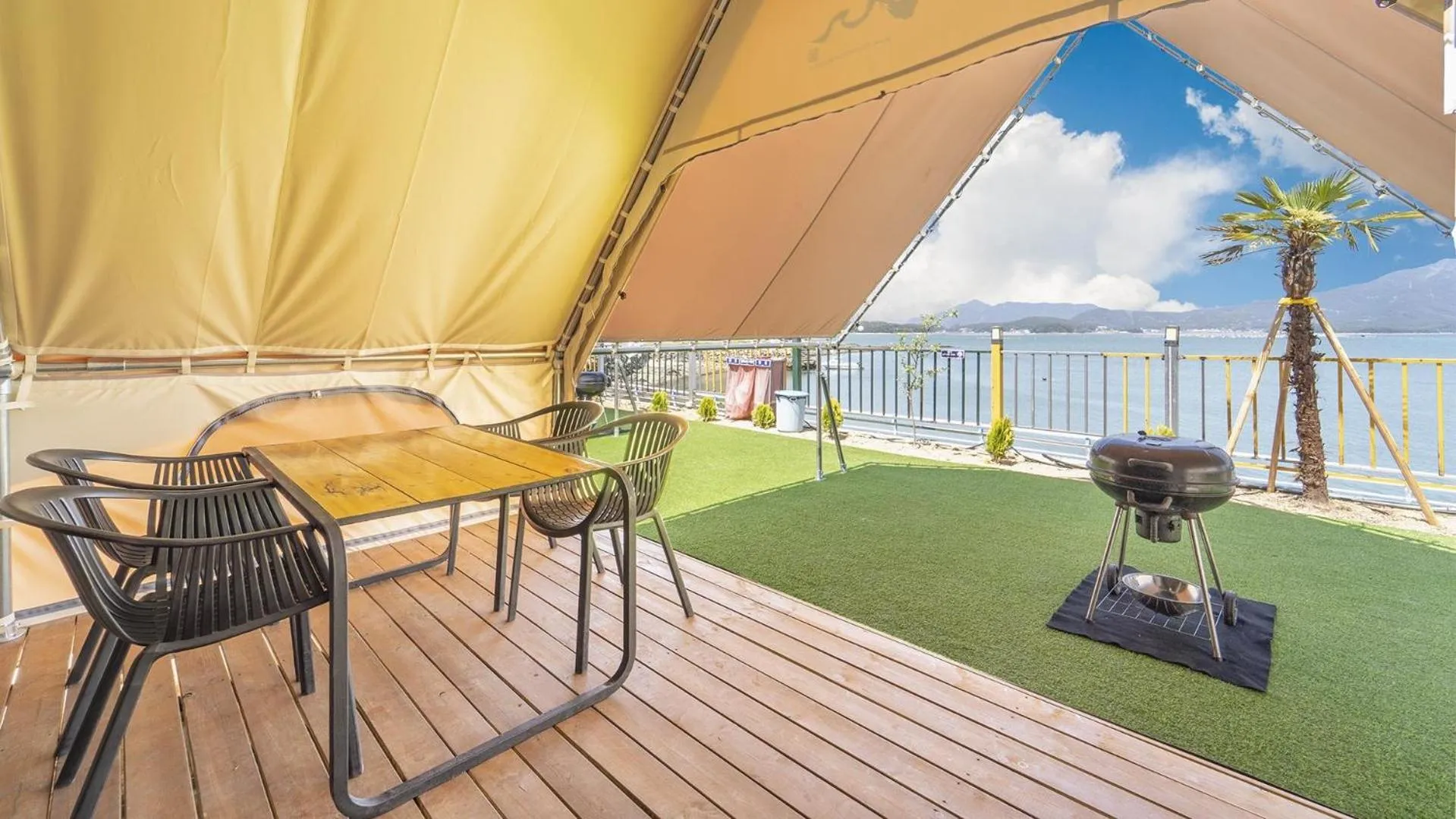 Property building in Goseong Bluebeach Pension&Glamping