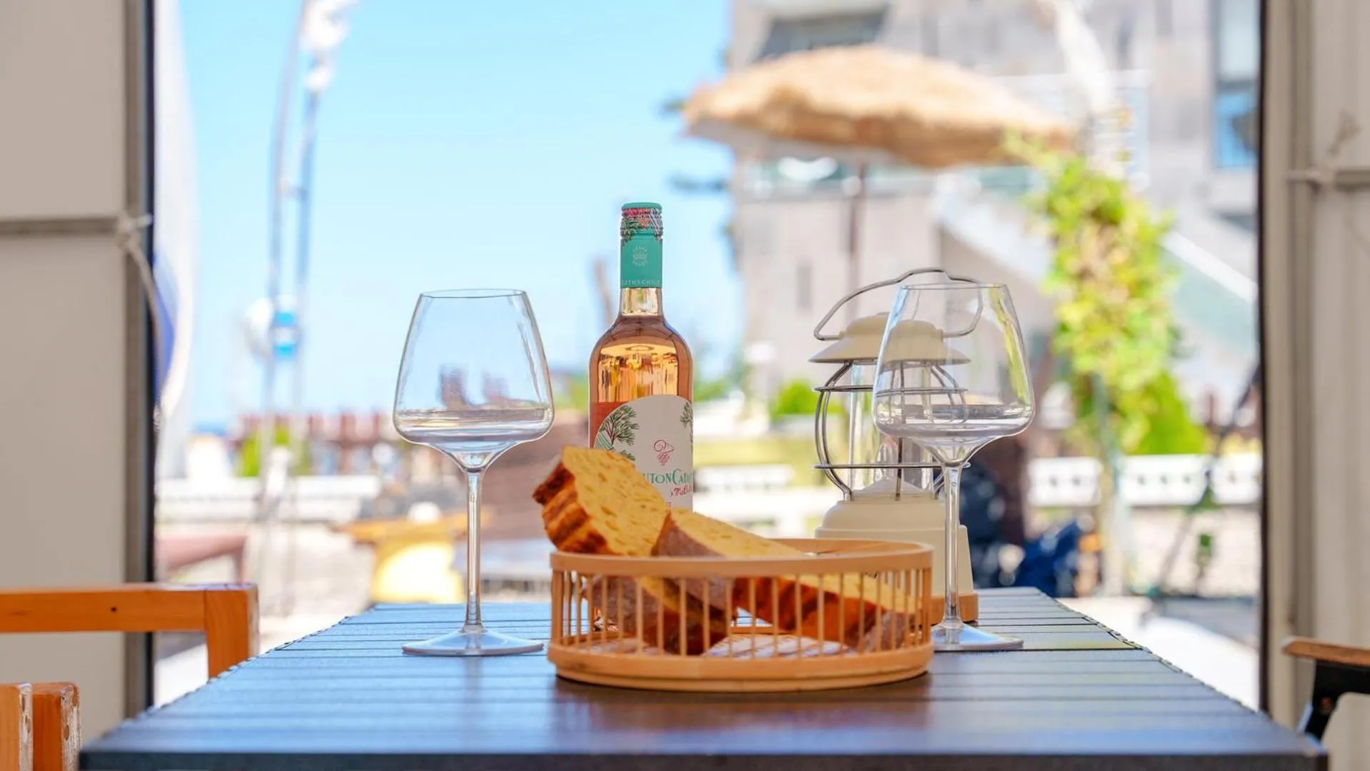 Property building in Pohang Puleungolae Caravan