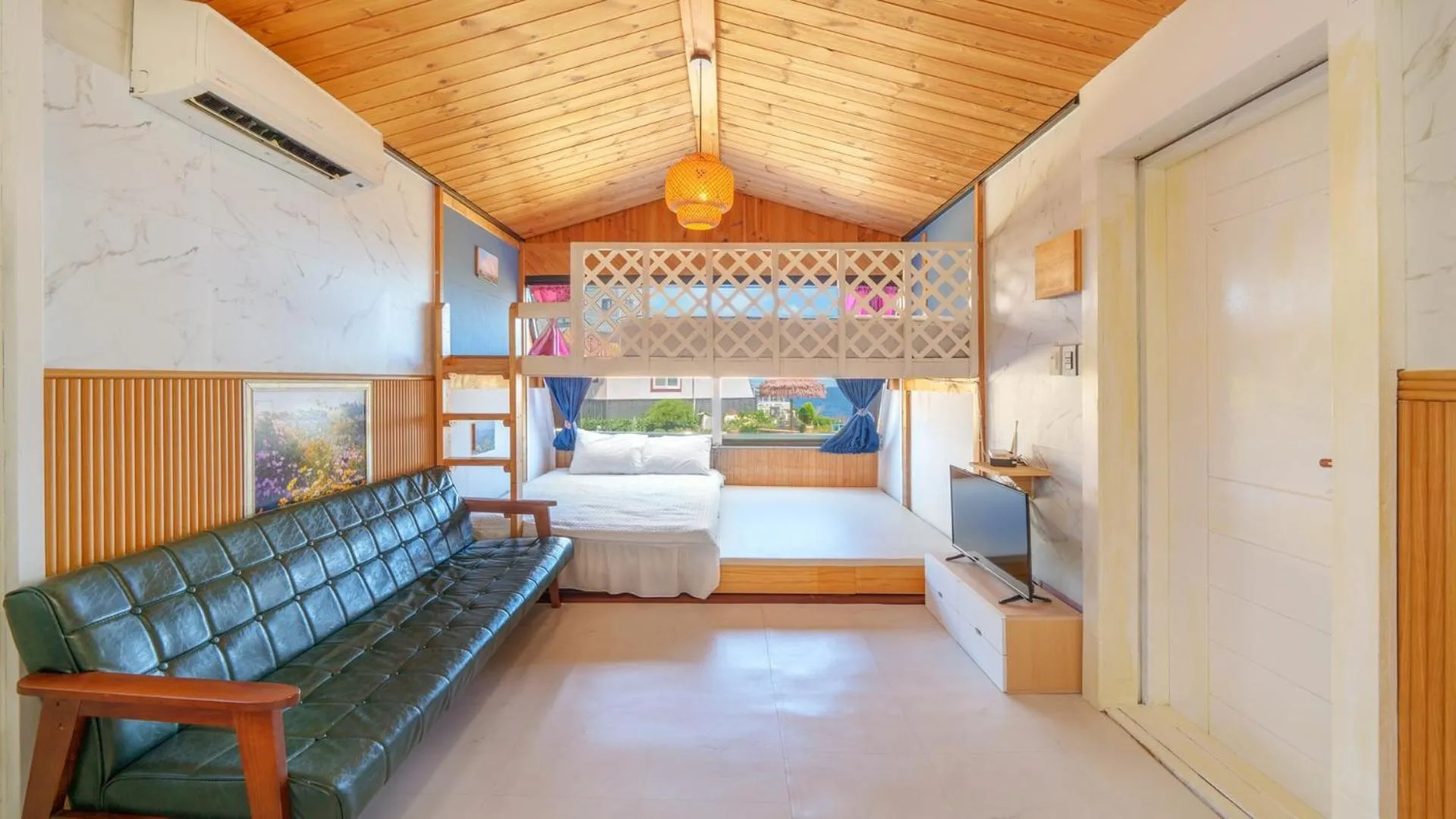 Photo of the whole room, Bed in Pohang Puleungolae Caravan