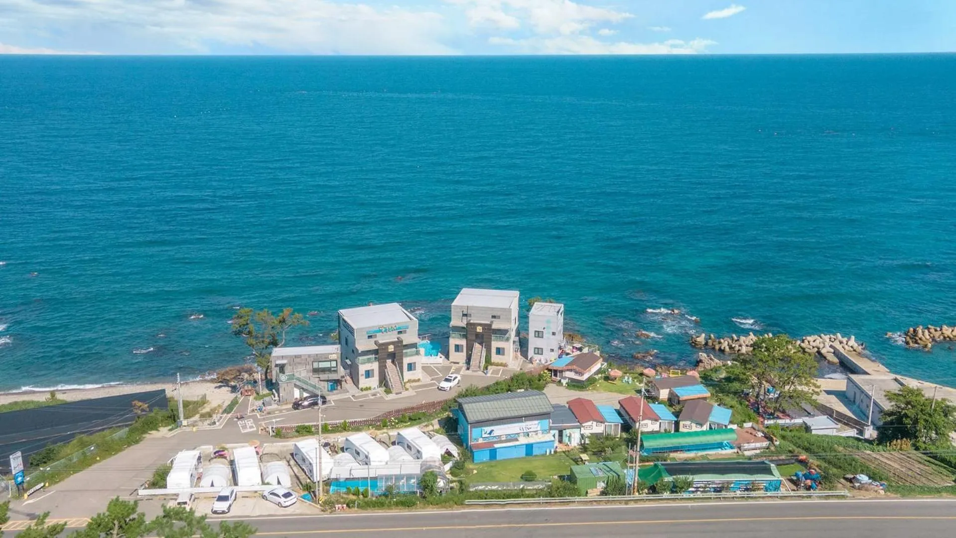 Property building in Pohang Puleungolae Caravan