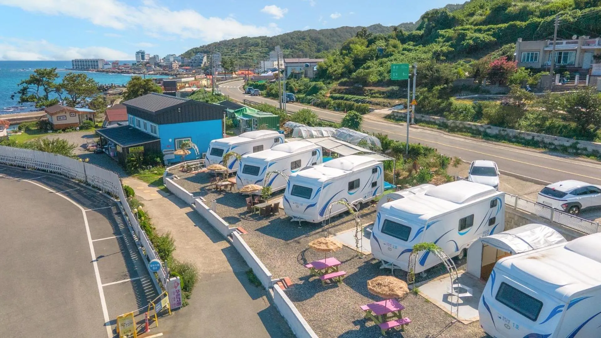 Property building in Pohang Puleungolae Caravan