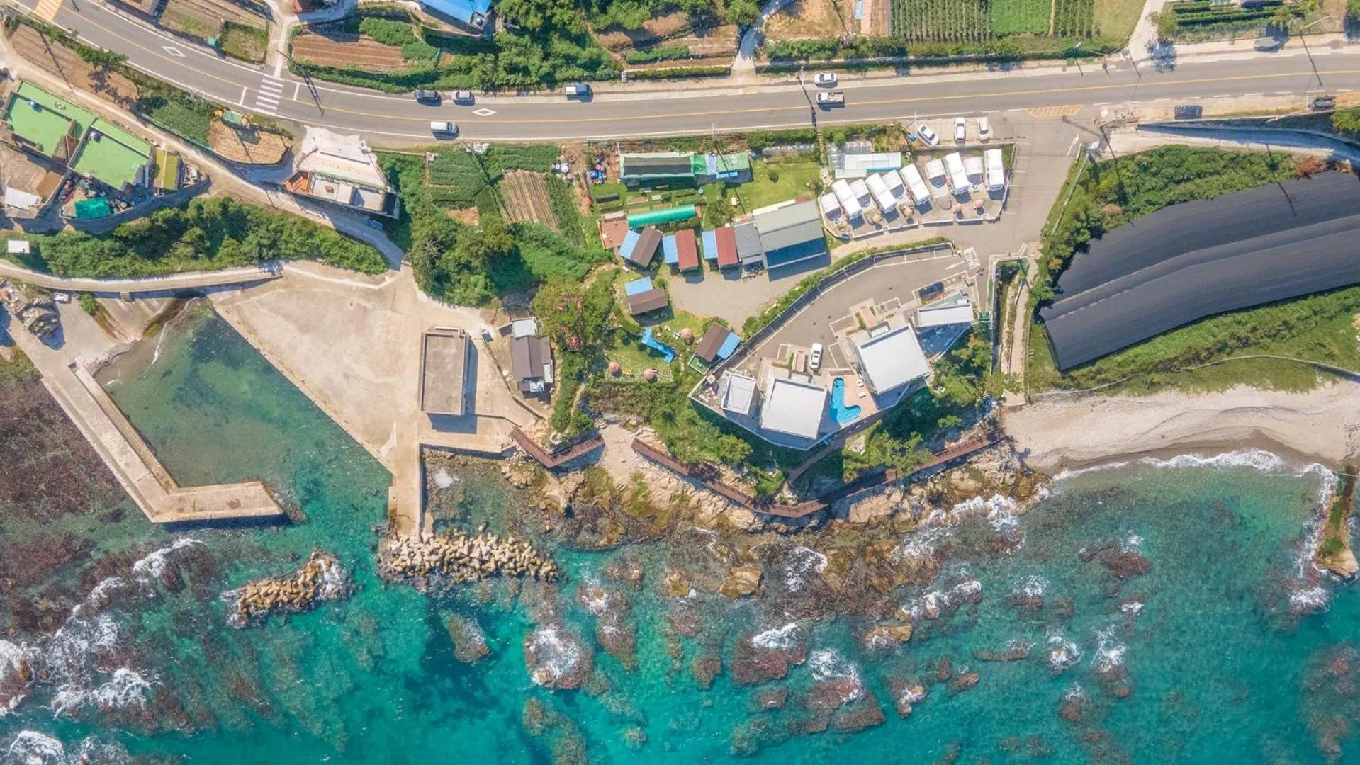 Property building in Pohang Puleungolae Caravan