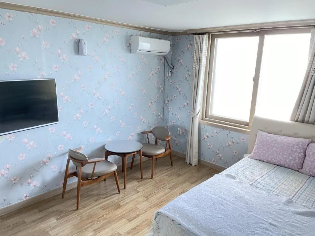 Property building, Bed in Sokcho Haeoleumhouse