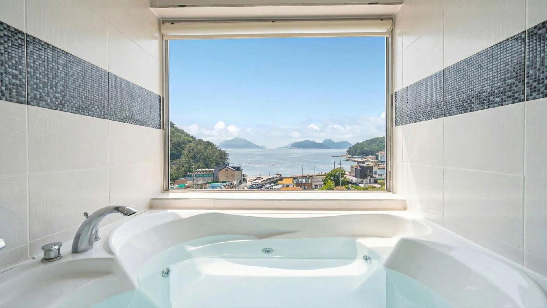 Property building in Geoje Gaonara Pension