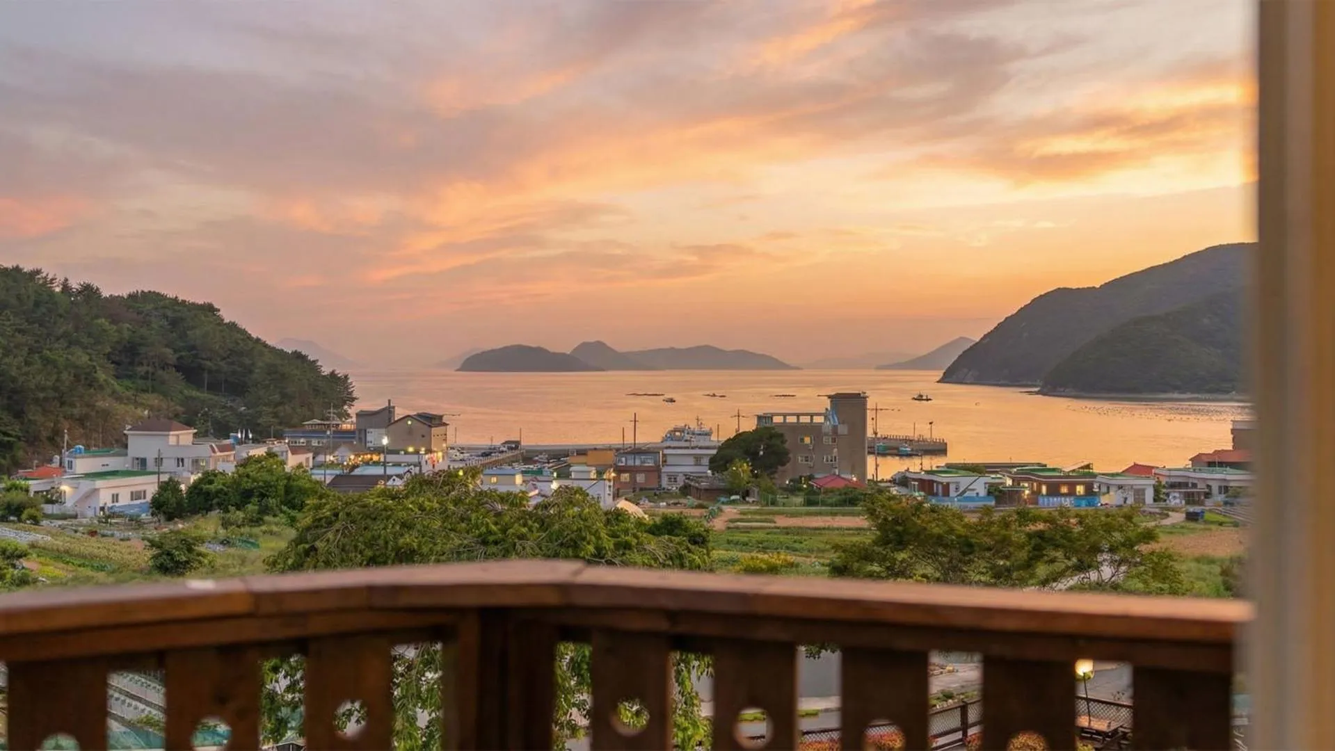 Property building in Geoje Gaonara Pension