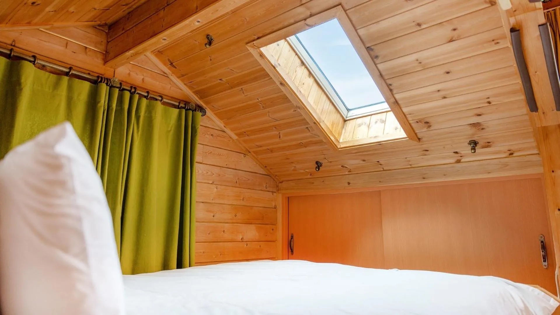 Property building, Bed in Yangpyeong Isobiyagi Spa Pension