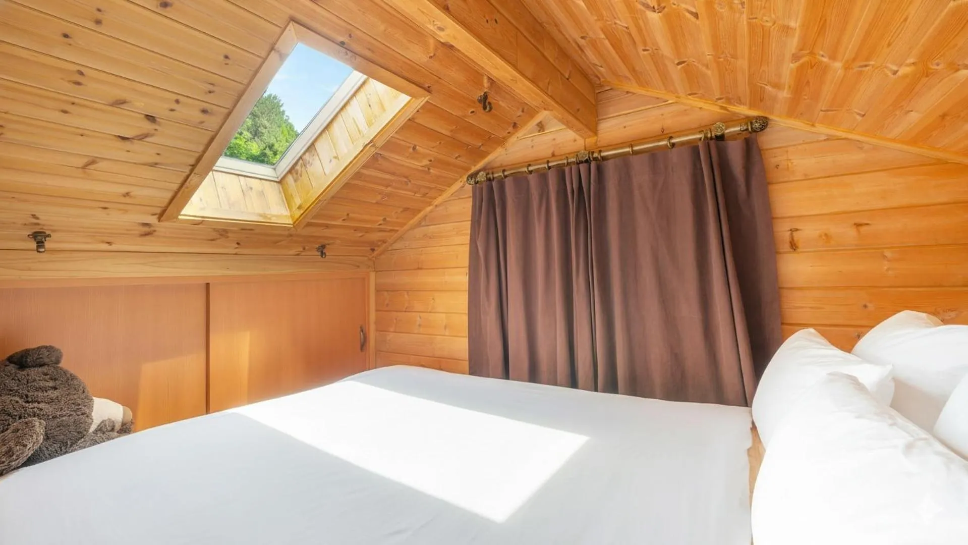 Property building, Bed in Yangpyeong Isobiyagi Spa Pension