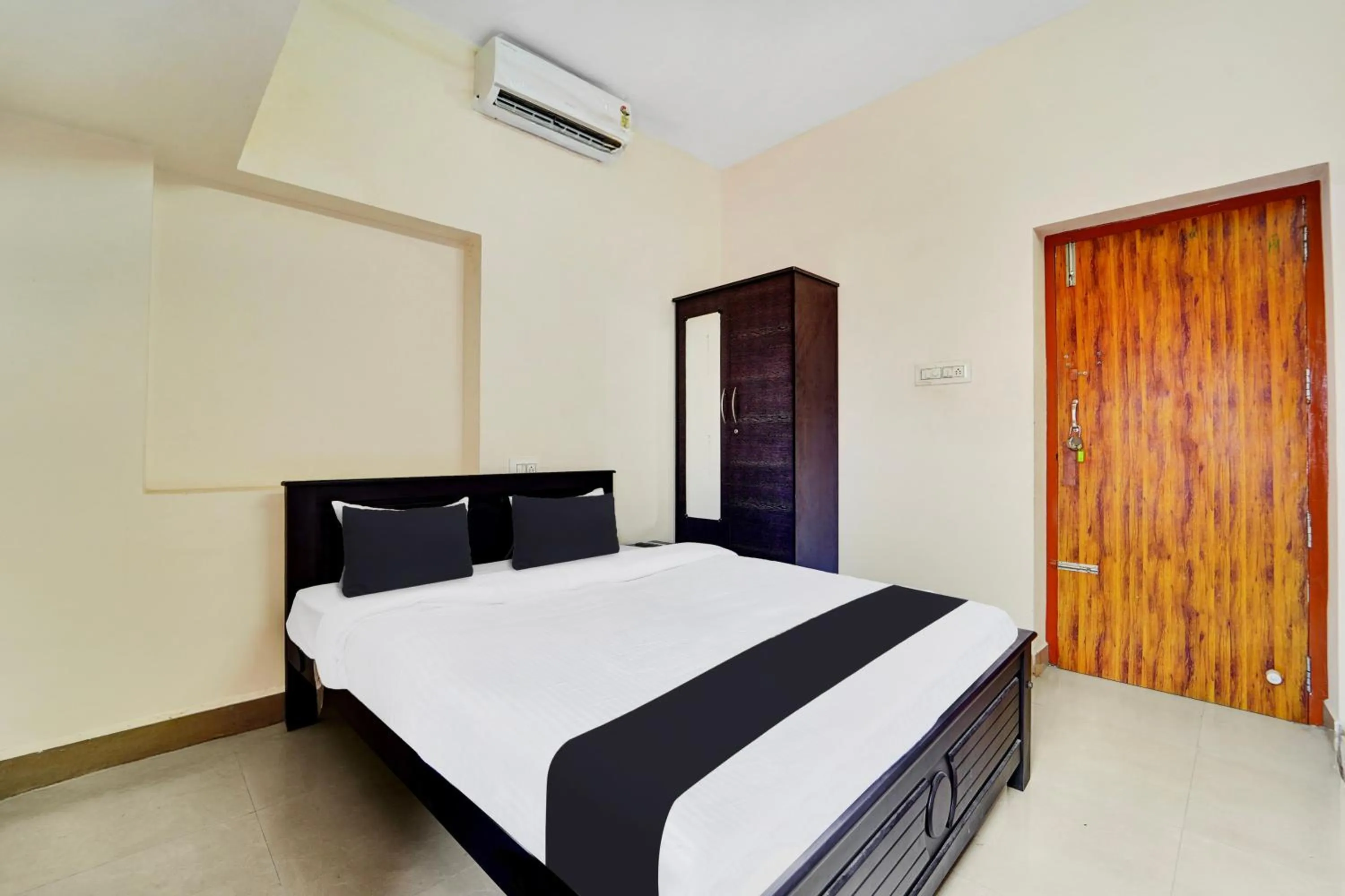 Bedroom, Bed in Super Hotel O Viswapuram