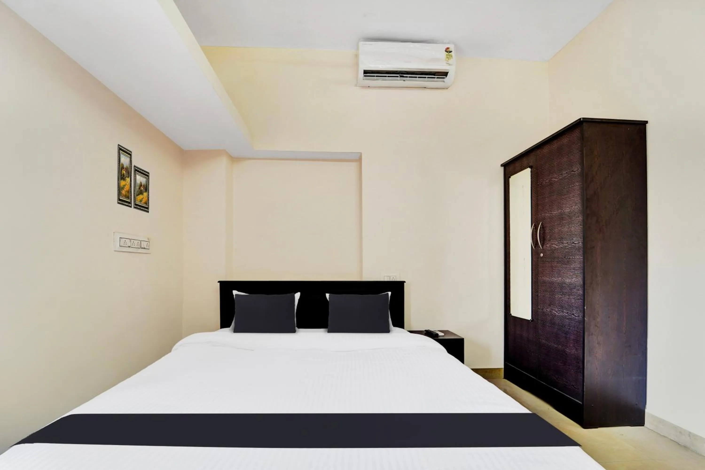 Bedroom, Bed in Super Hotel O Viswapuram