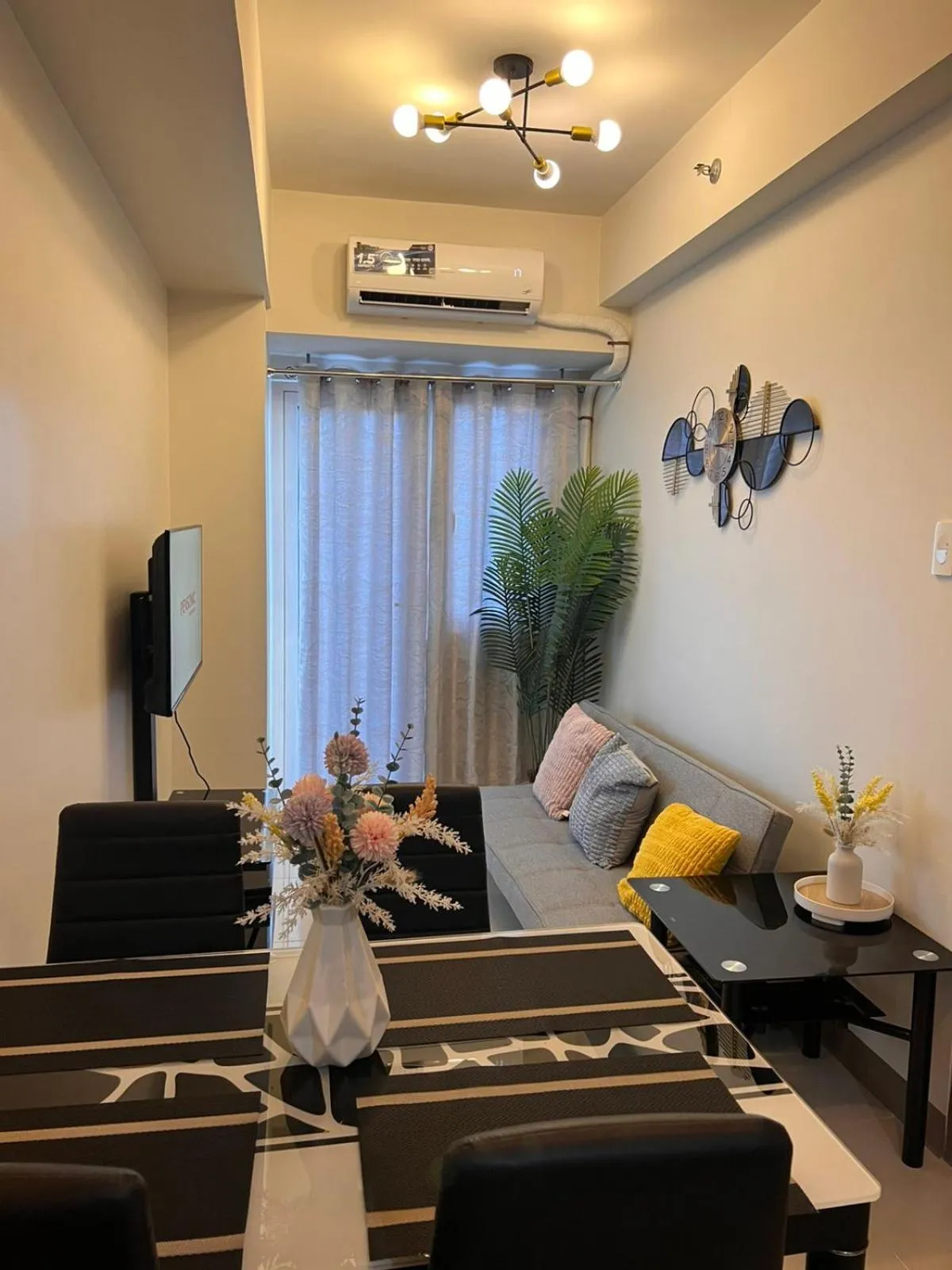 Dining area in SMDC Coast Residences