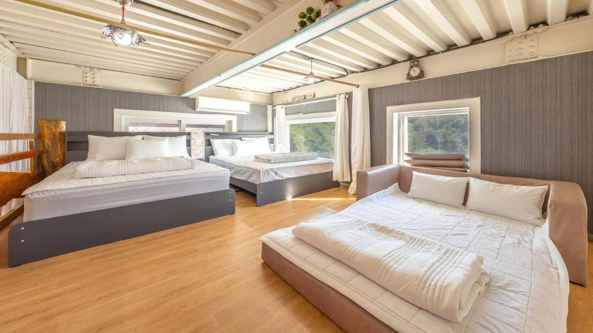 Property building, Bed in Gapyeong Ddel Poolvilla