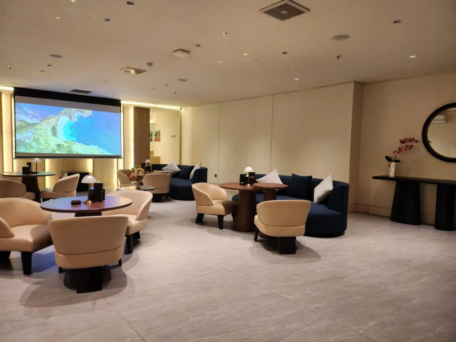 Communal lounge/ TV room in Ow! Hotel Boutique Kemayoran