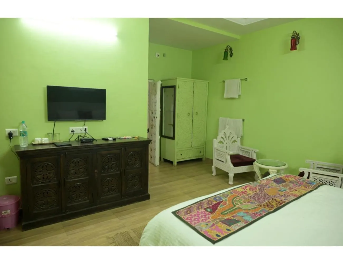 Communal lounge/ TV room, Bed in Hotel Mewarts, Udaipur