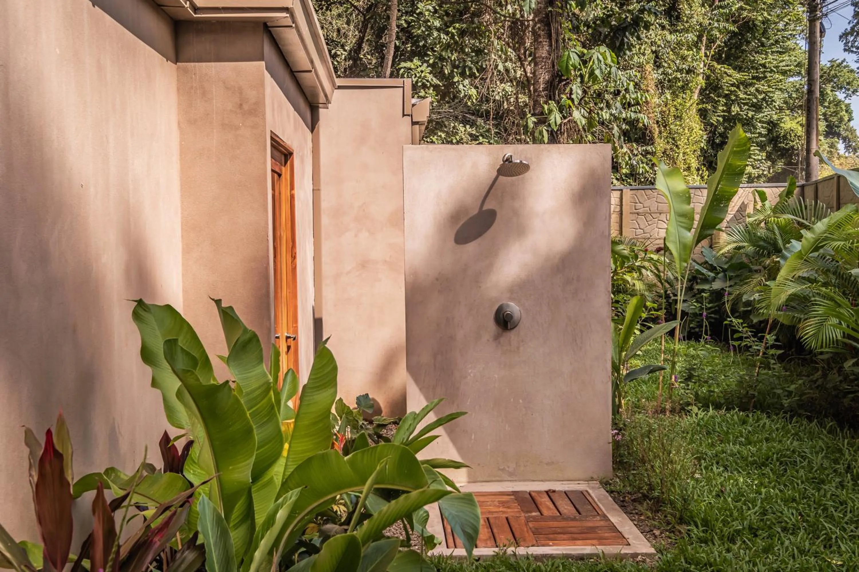 Shower in La Bonita Lodge
