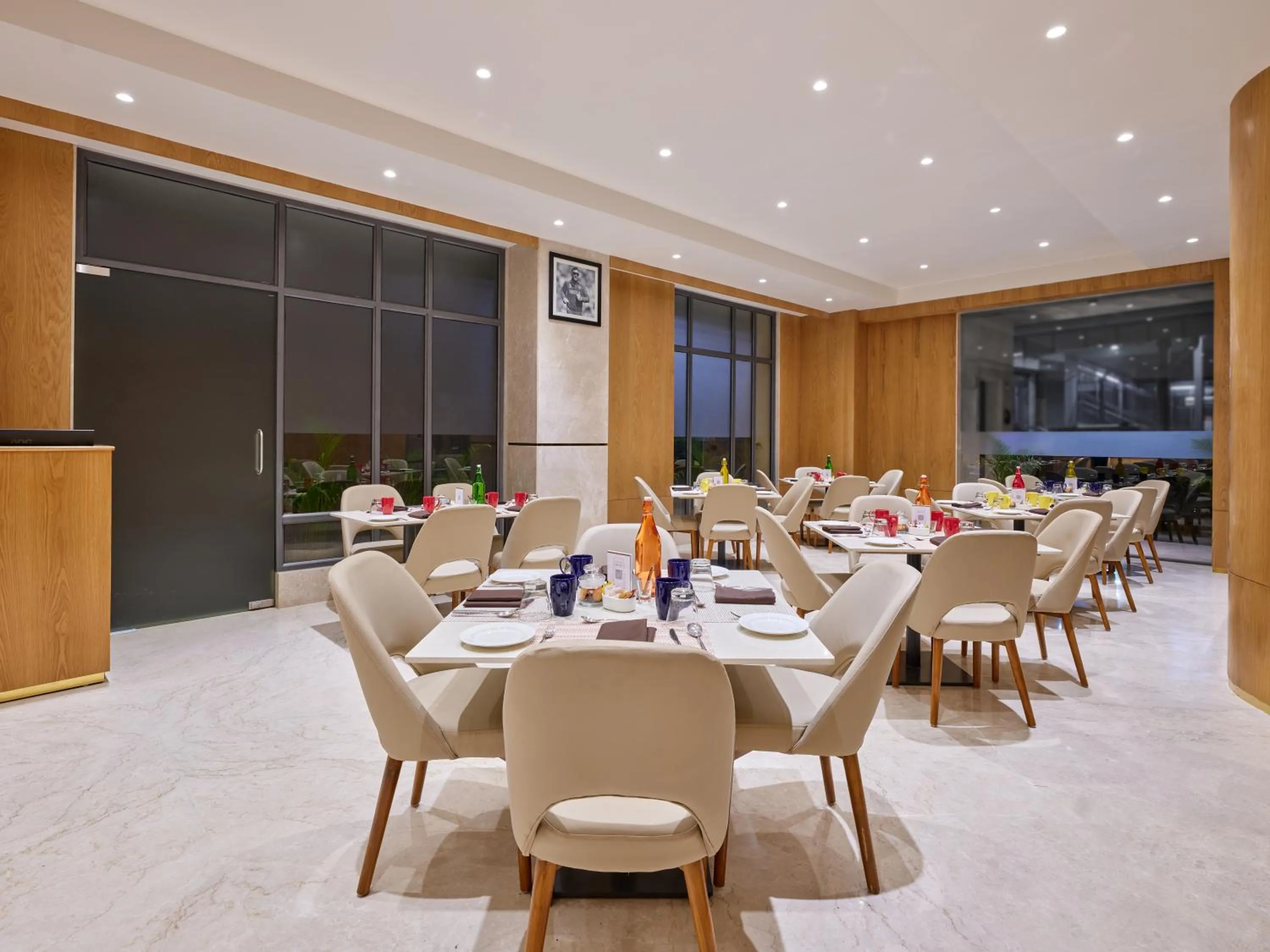 Restaurant/places to eat in Biznotel By Pride Motera