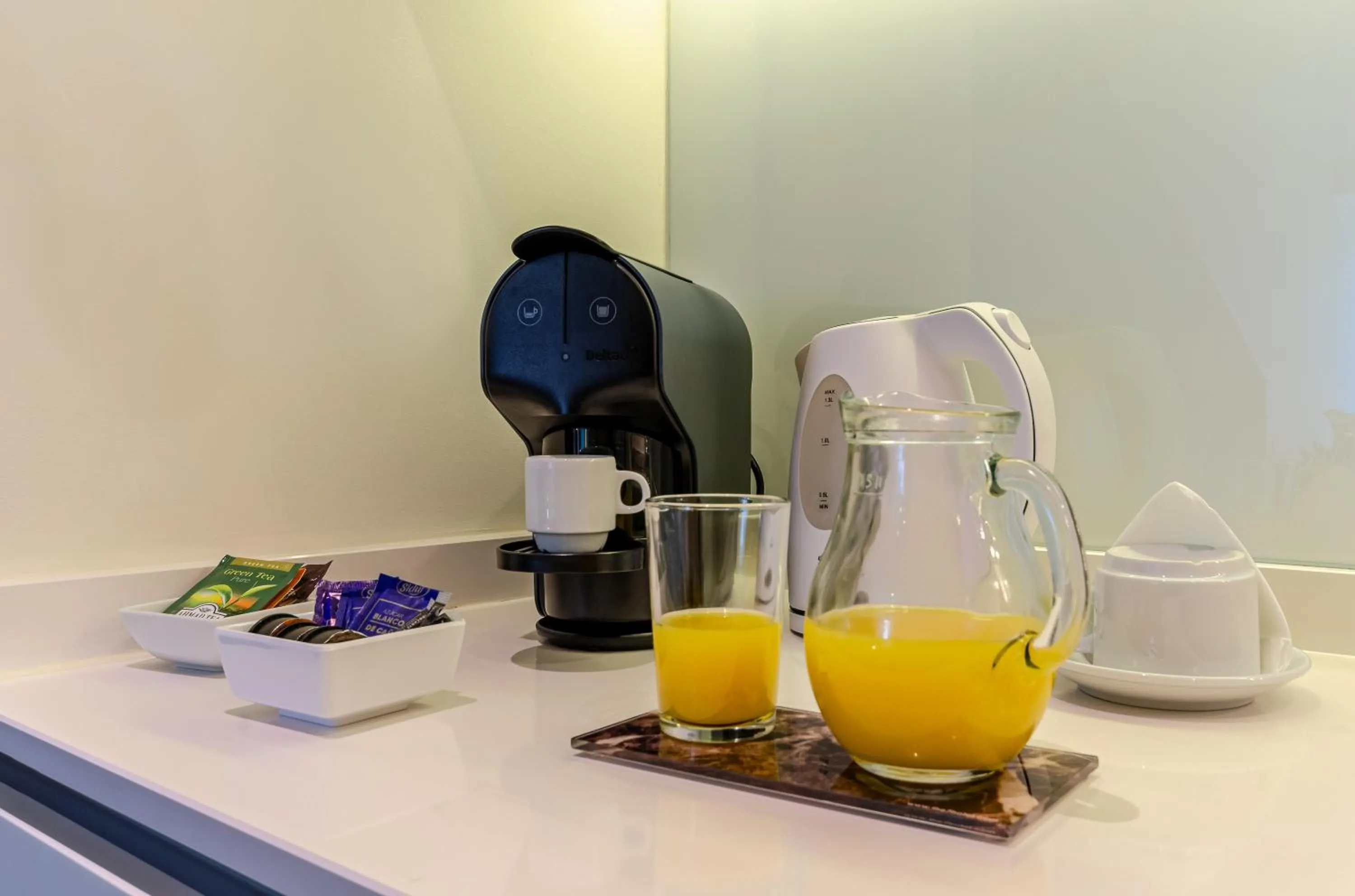 Coffee/tea facilities in The 7 Hotel, Suites, Studios & Apartments