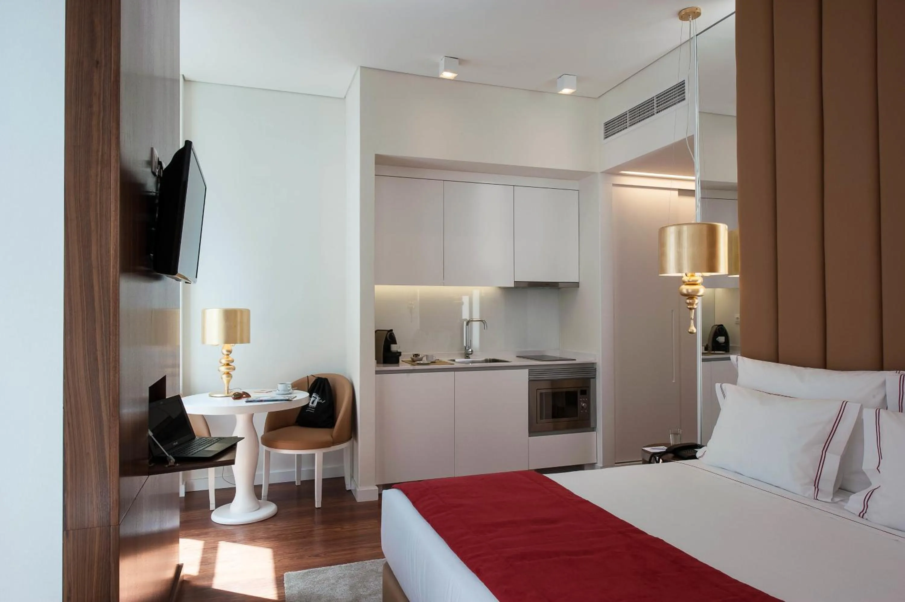 Kitchen or kitchenette, Bed in The 7 Hotel, Suites, Studios & Apartments
