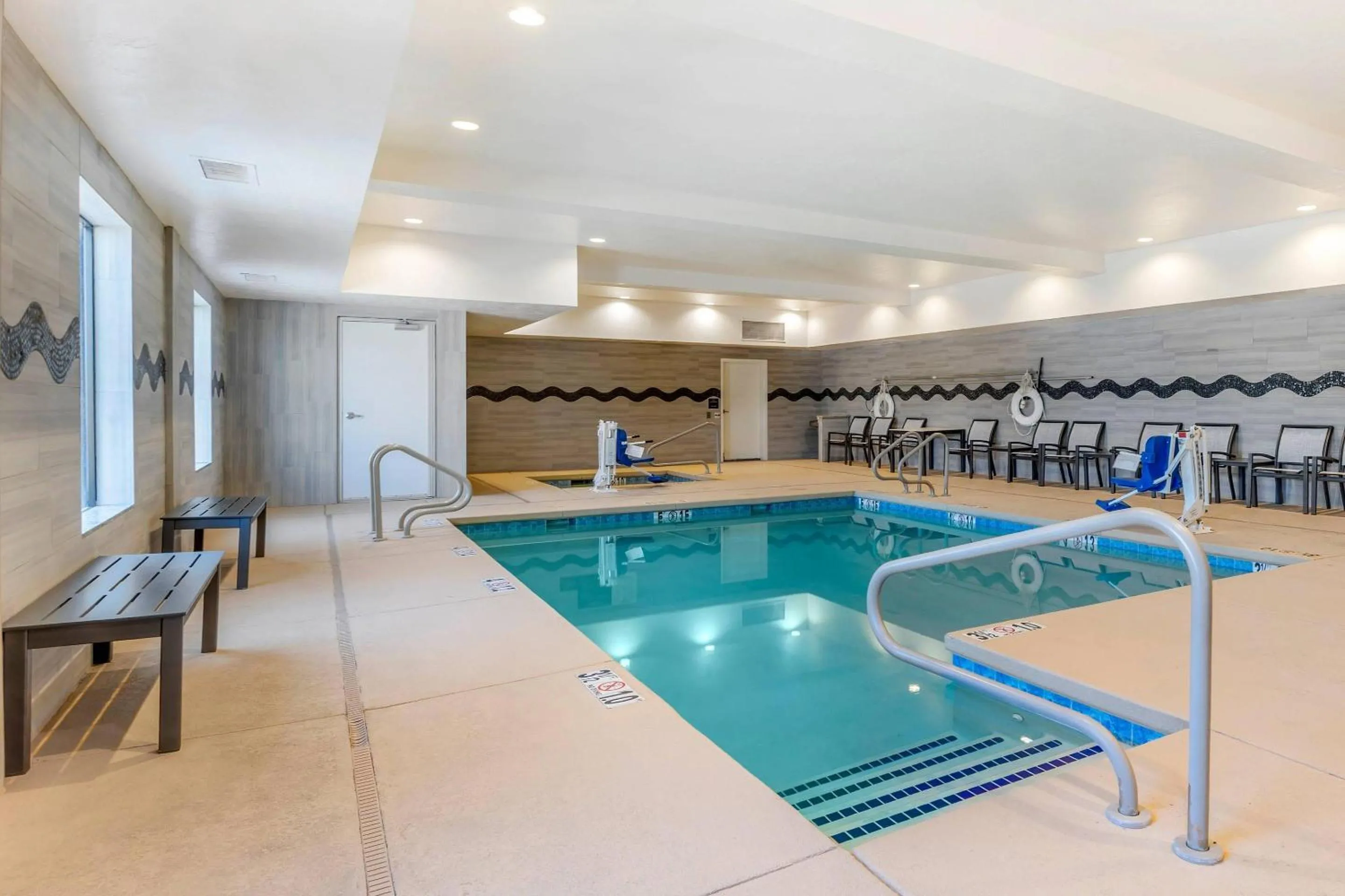 Swimming pool in Comfort Suites of Las Cruces I-25 North