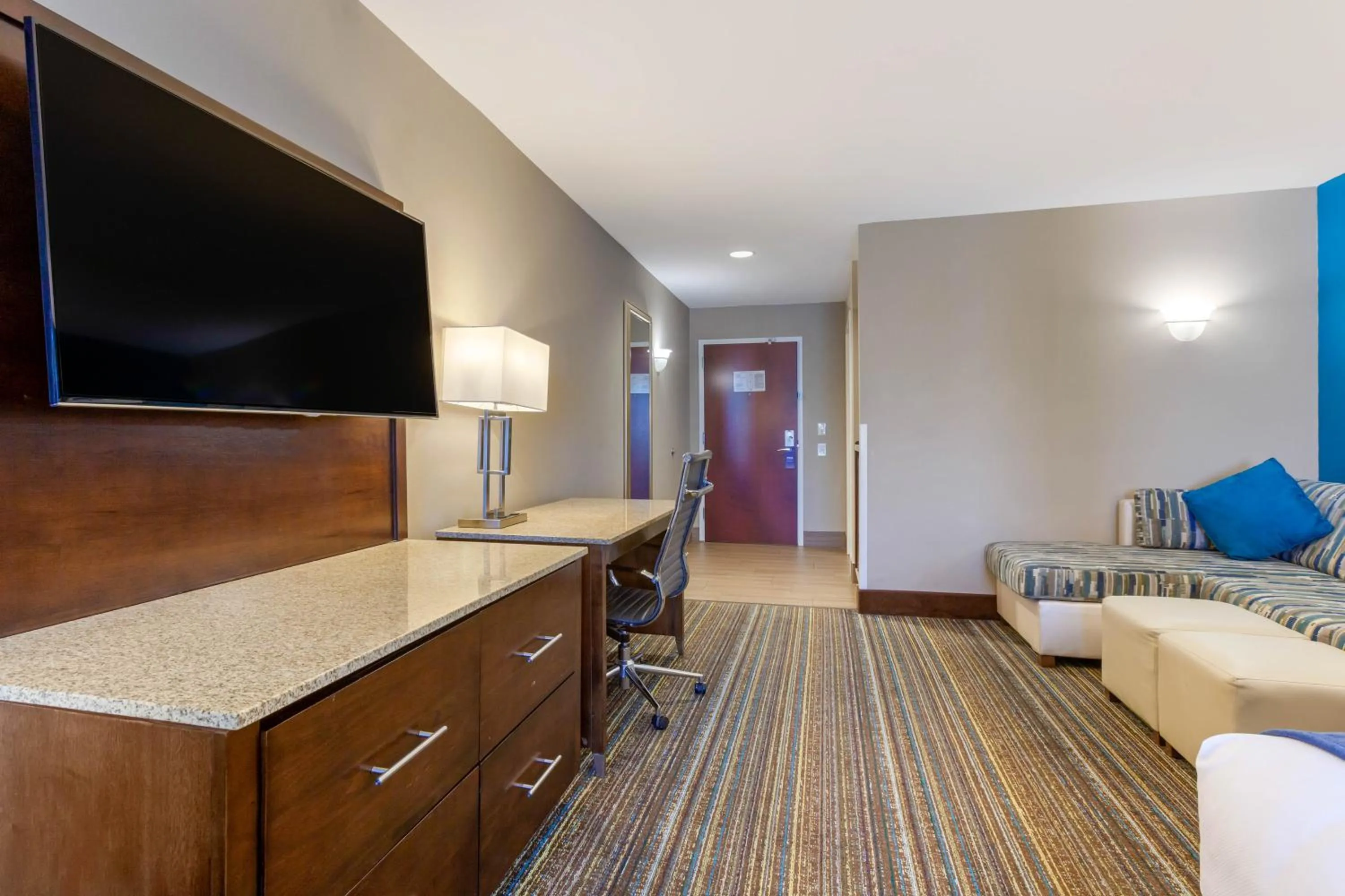 Communal lounge/ TV room in Comfort Suites of Las Cruces I-25 North