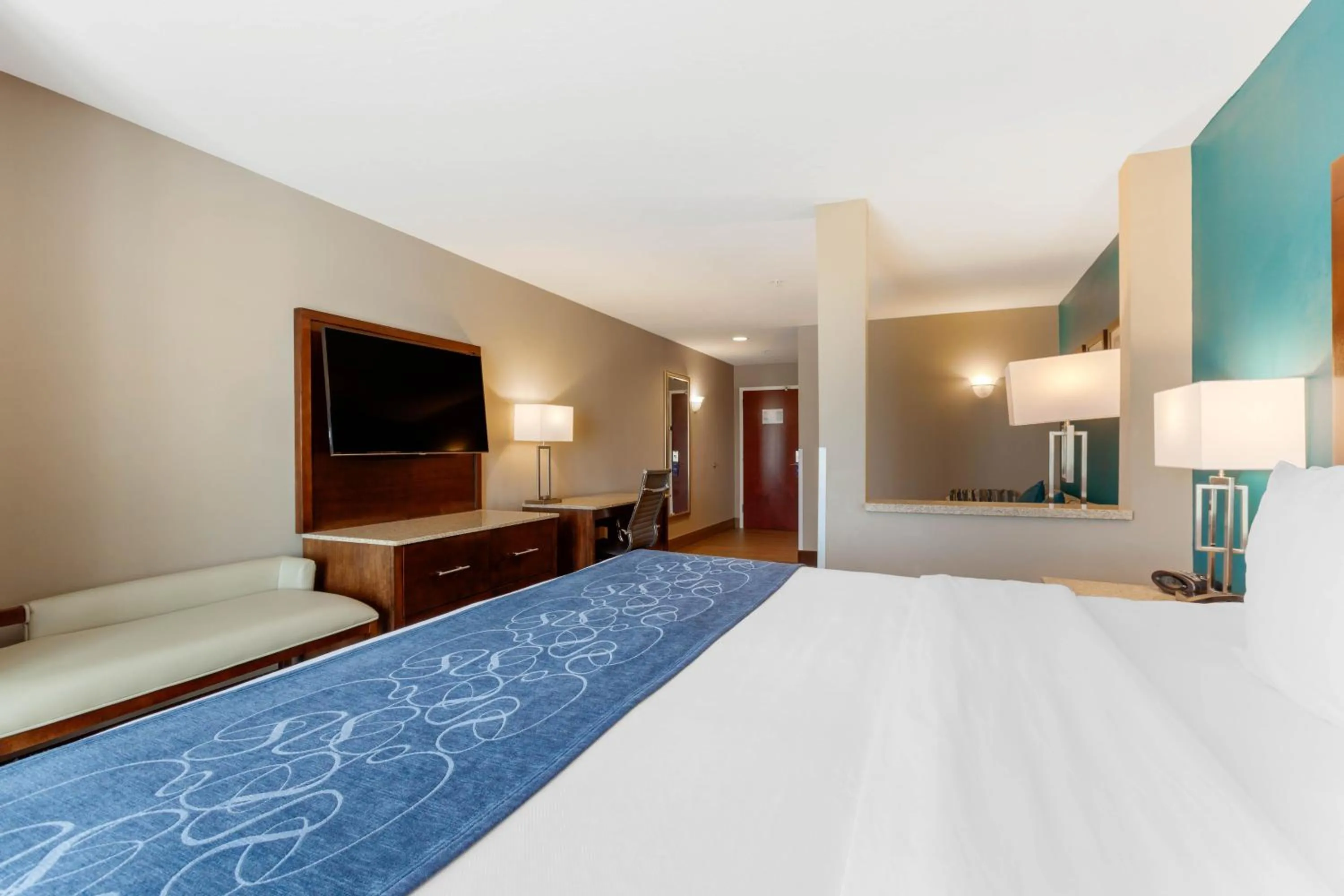 Photo of the whole room, Bed in Comfort Suites of Las Cruces I-25 North