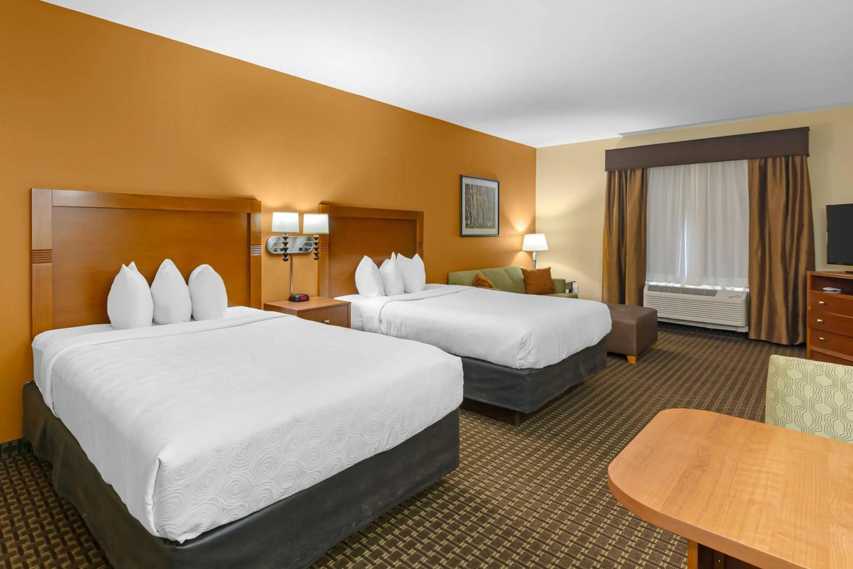 Bedroom, Bed in MainStay Suites Tioga