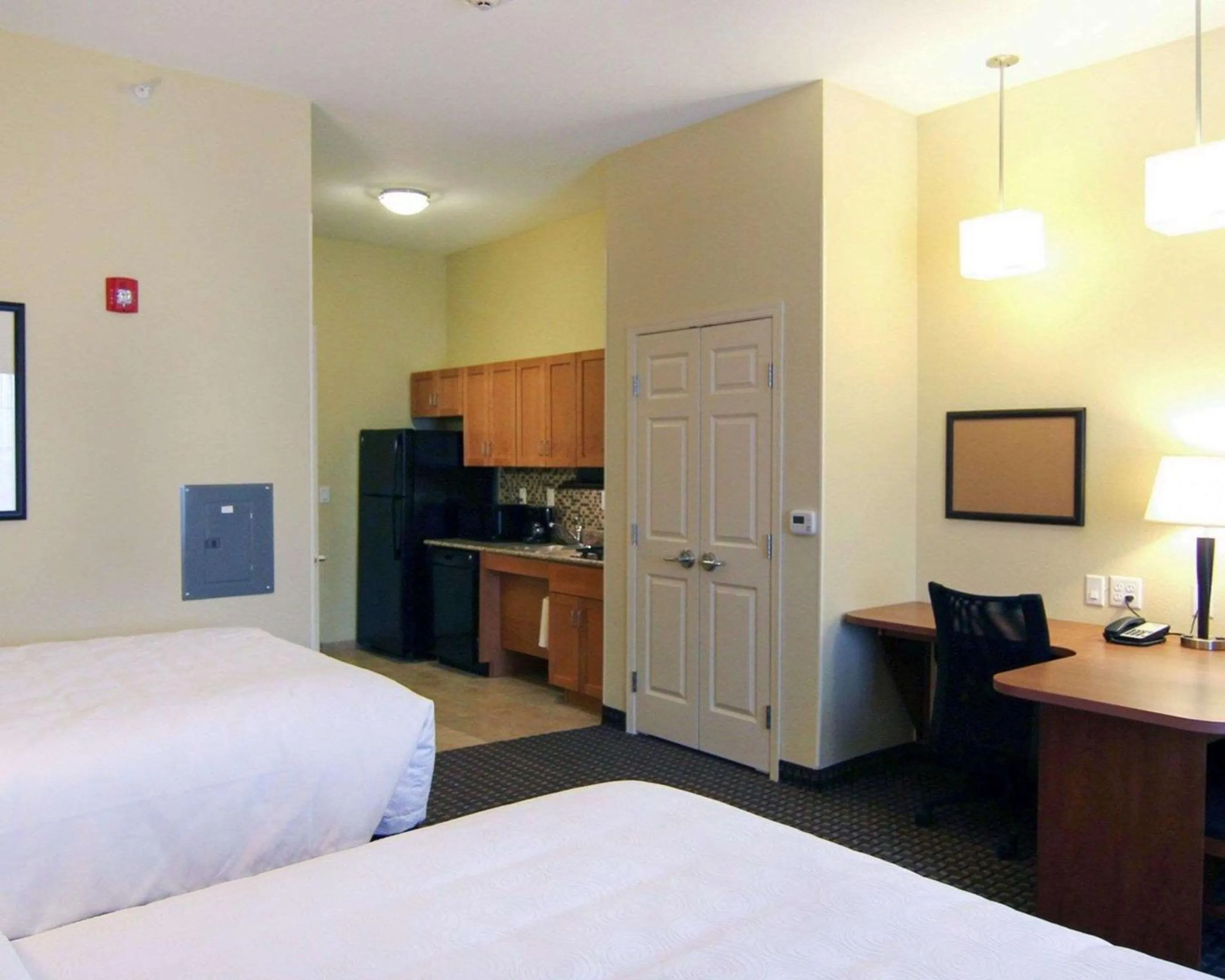 Bedroom, Bed in MainStay Suites Tioga