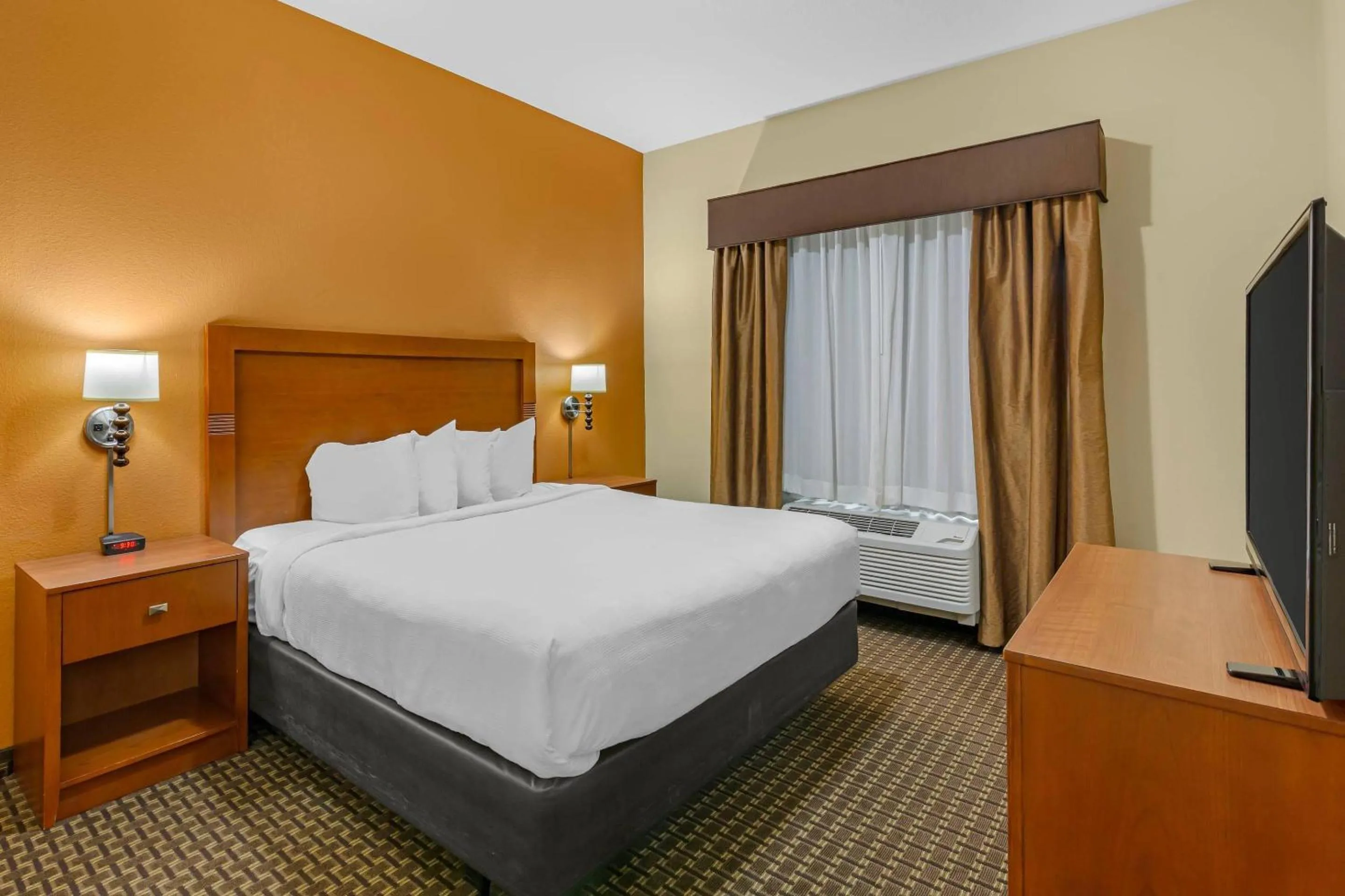 Bedroom, Bed in MainStay Suites Tioga