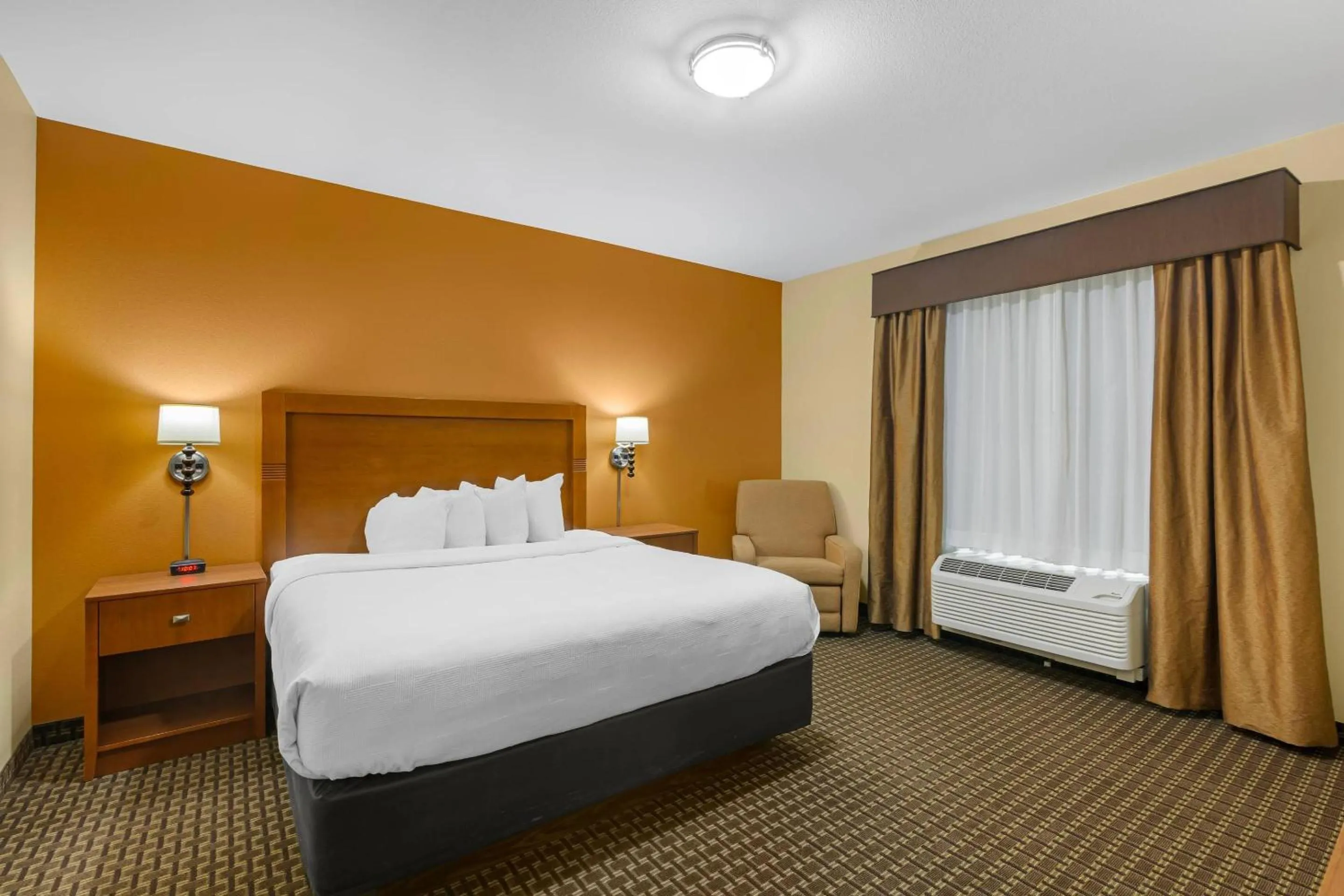 Bedroom, Bed in MainStay Suites Tioga