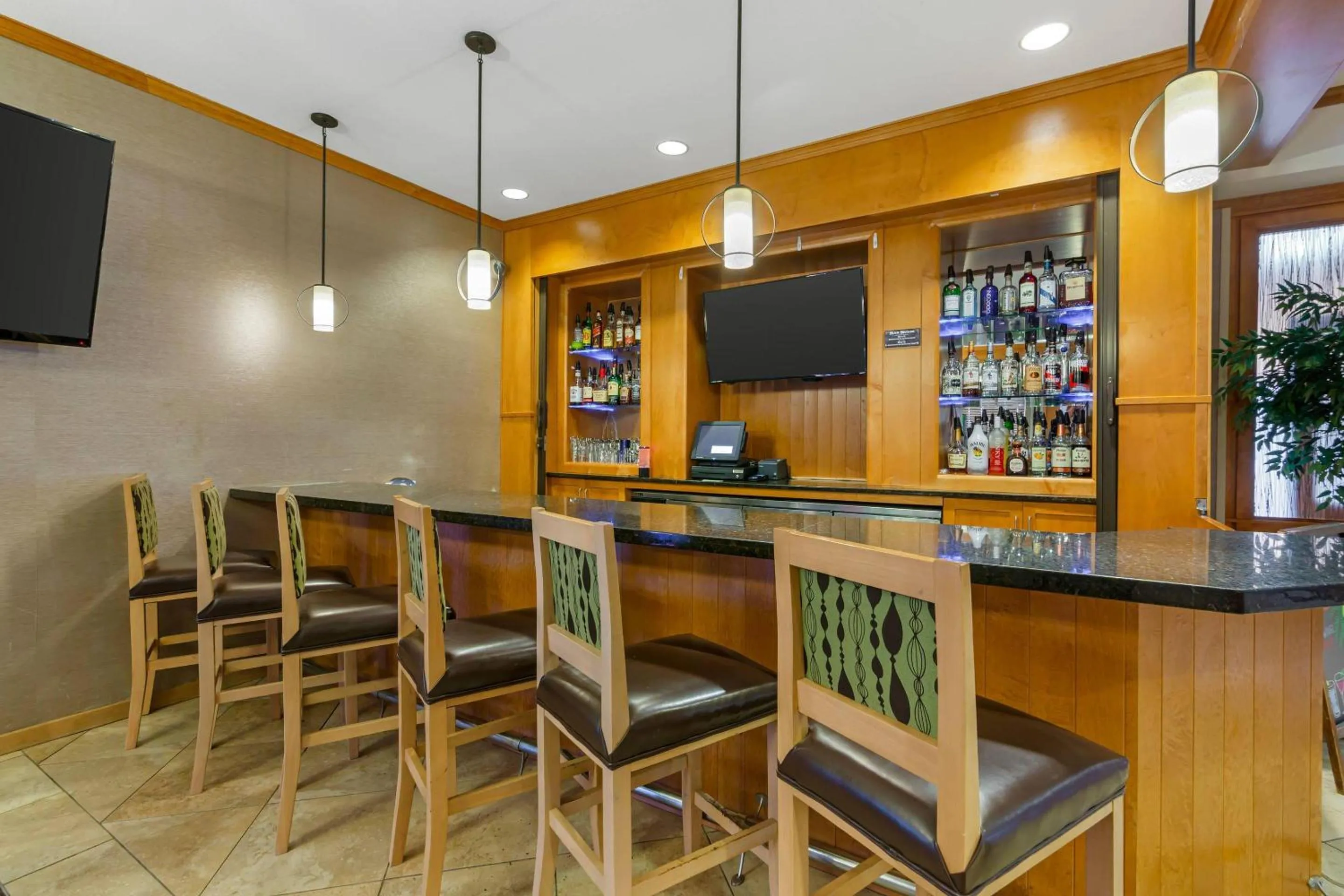 Lounge or bar in MainStay Suites Tioga