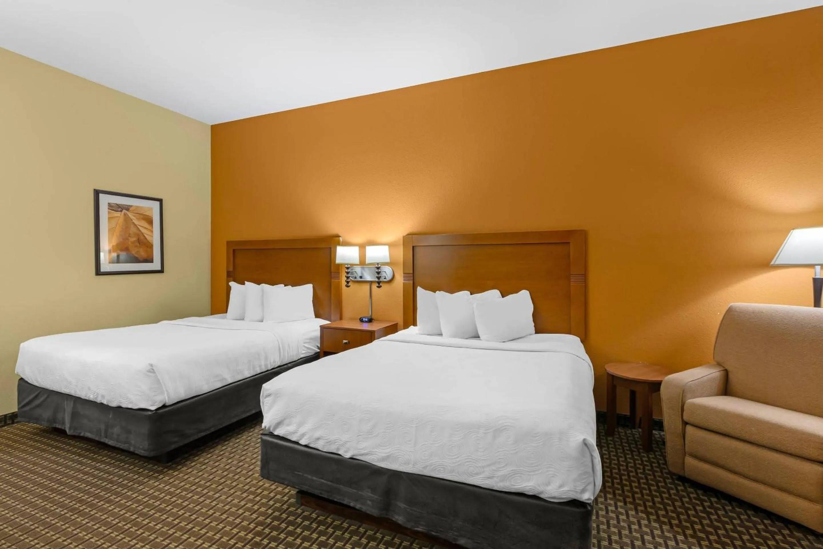 Bedroom, Bed in MainStay Suites Tioga