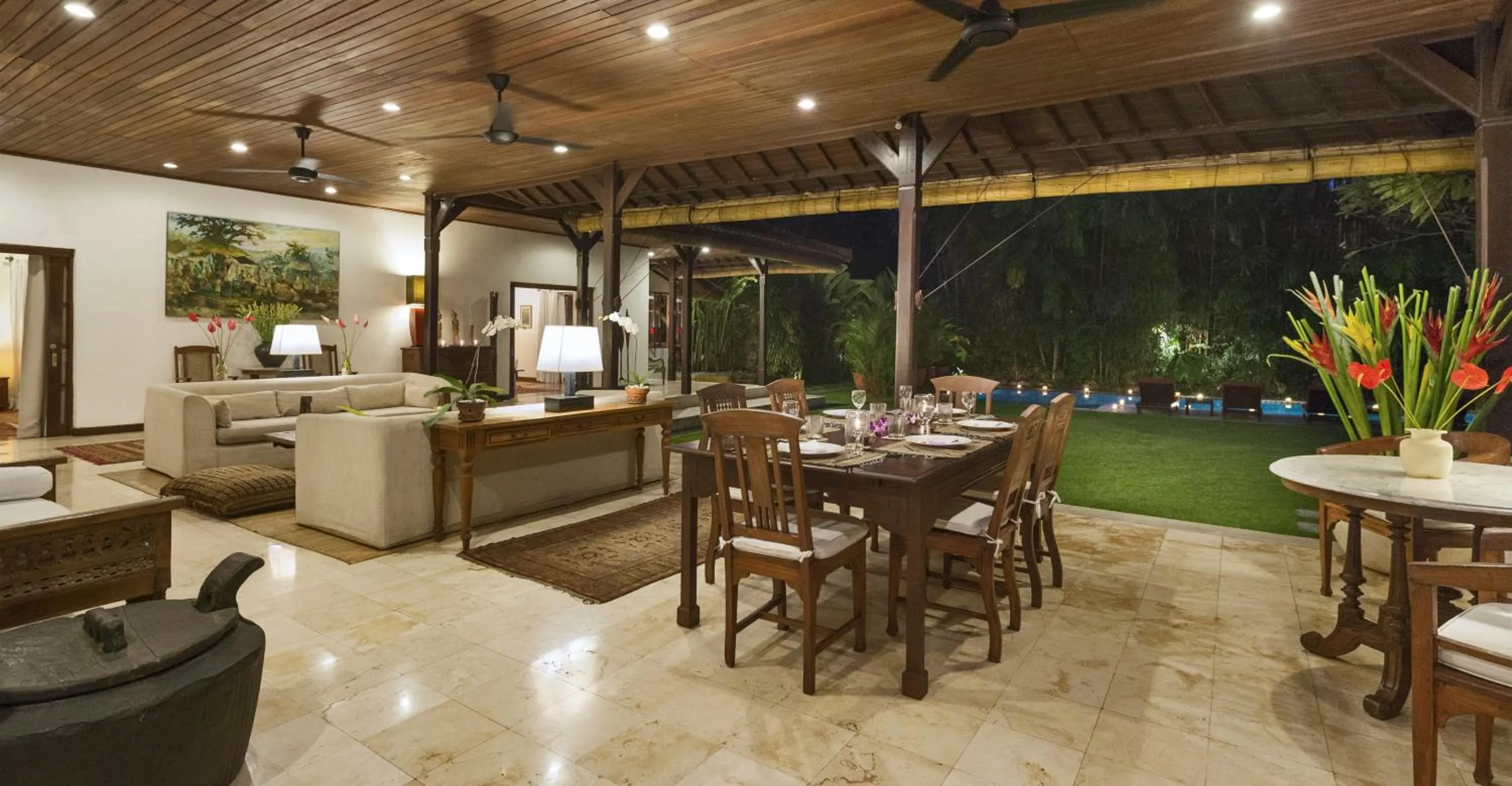 Dining area in Villa Eight