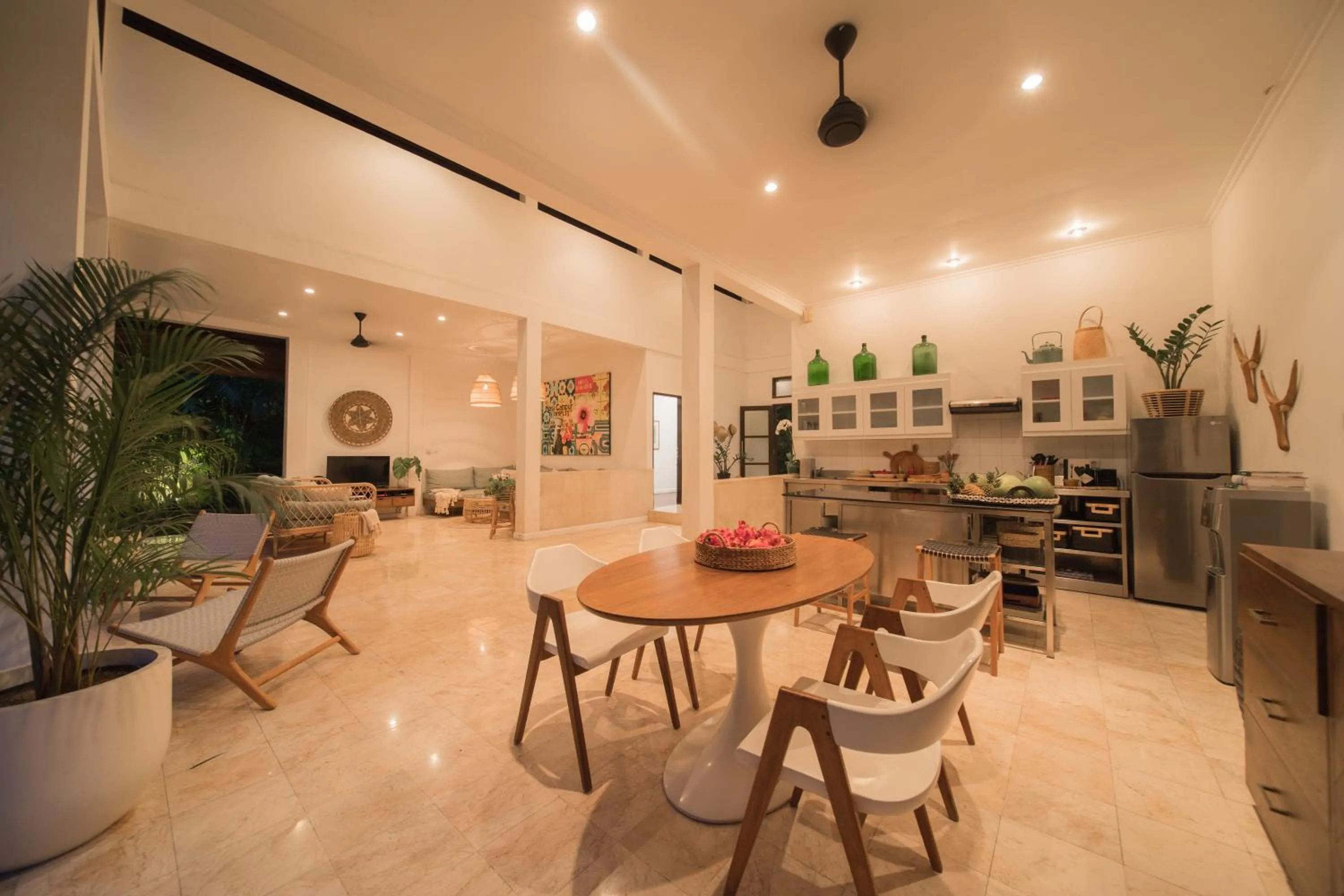 Restaurant/places to eat in Villa Eight