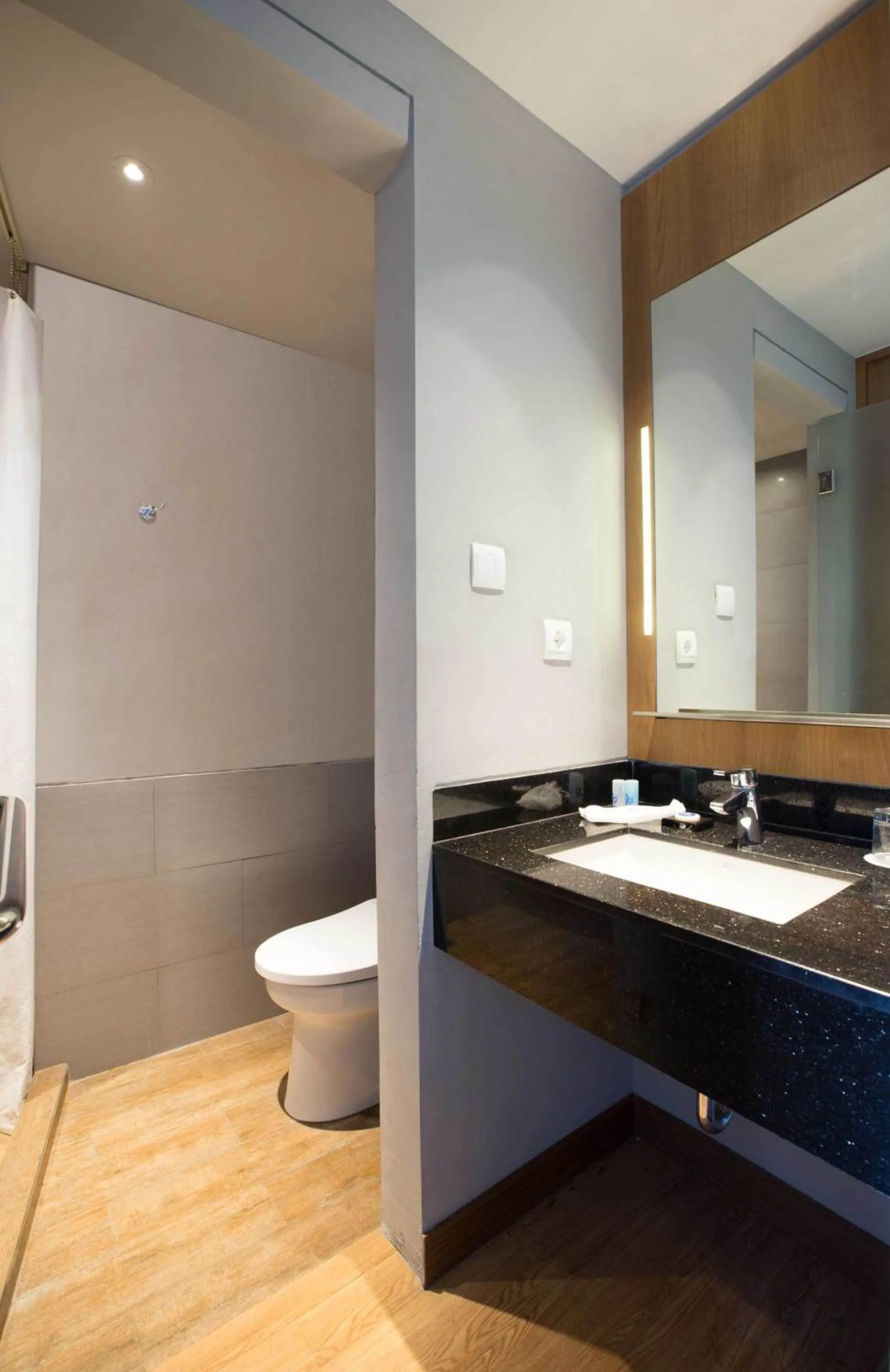 Shower in BATIQA Hotel Cirebon