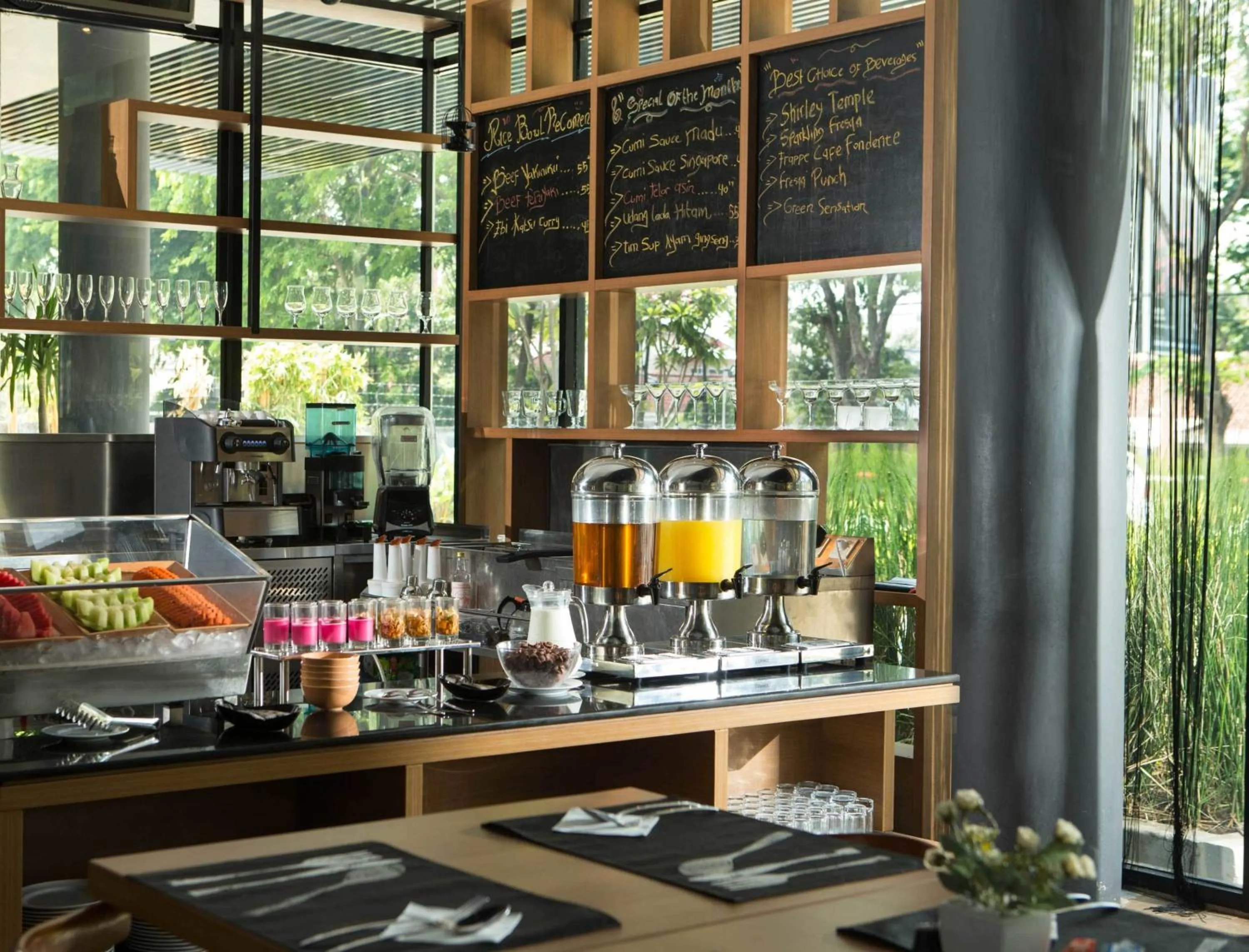 Restaurant/places to eat in BATIQA Hotel Cirebon