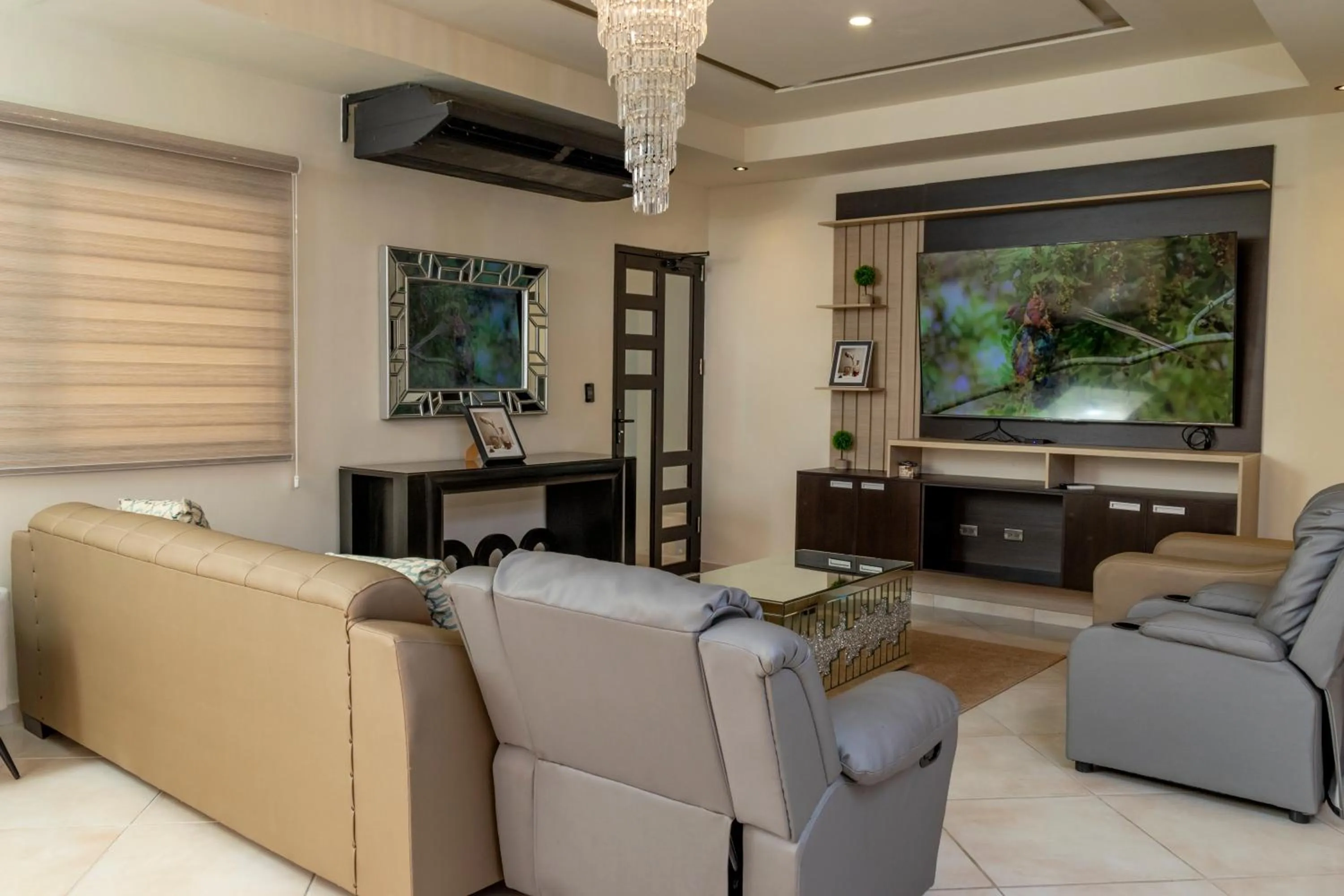 Communal lounge/ TV room in Luxury Canyon Suites