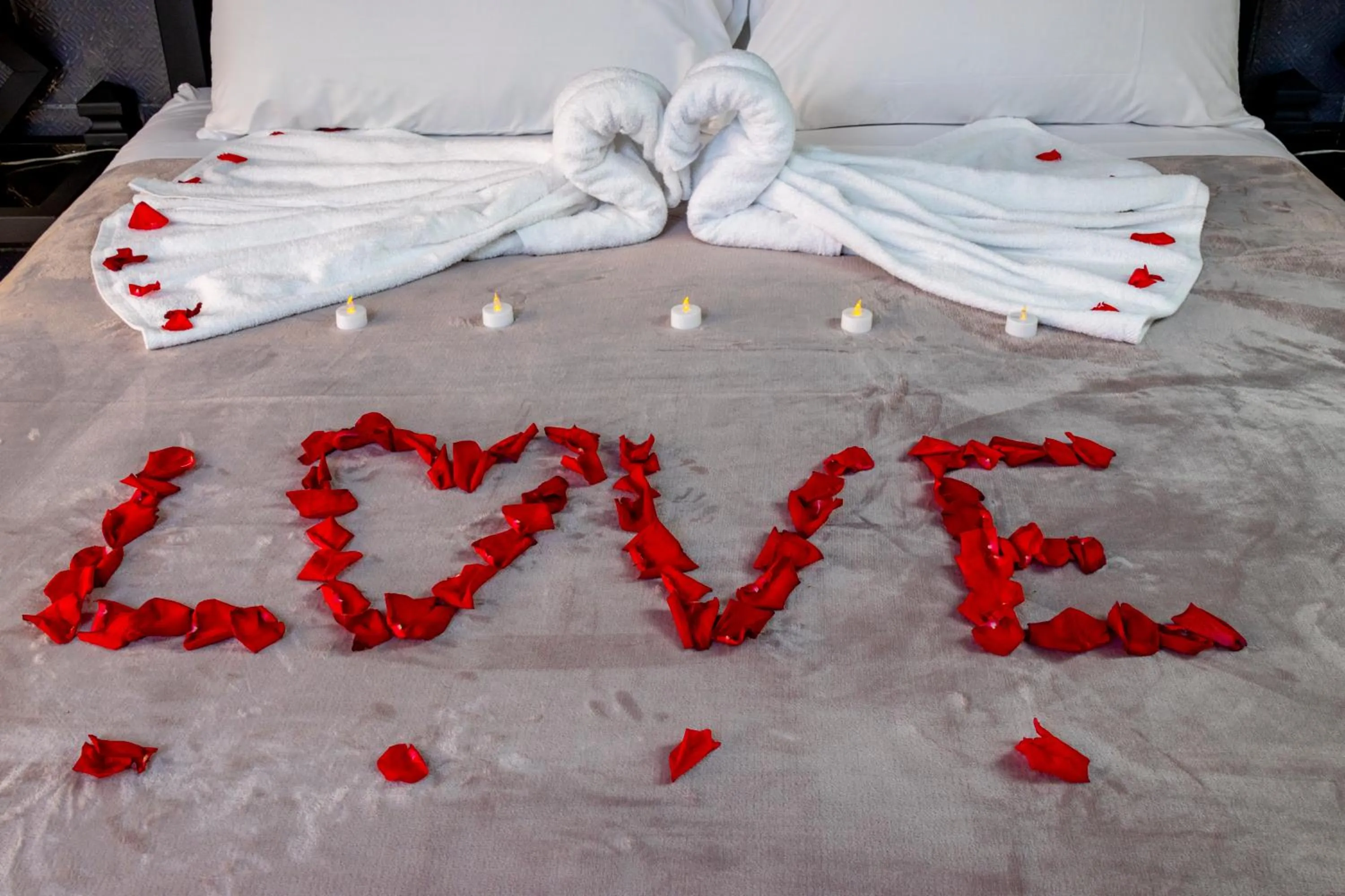 Bedroom, Bed in Luxury Canyon Suites