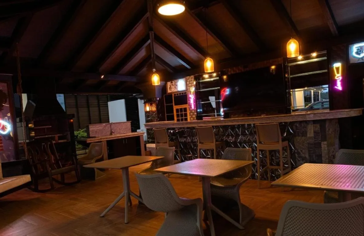 Communal lounge/ TV room in Luxury Canyon Suites