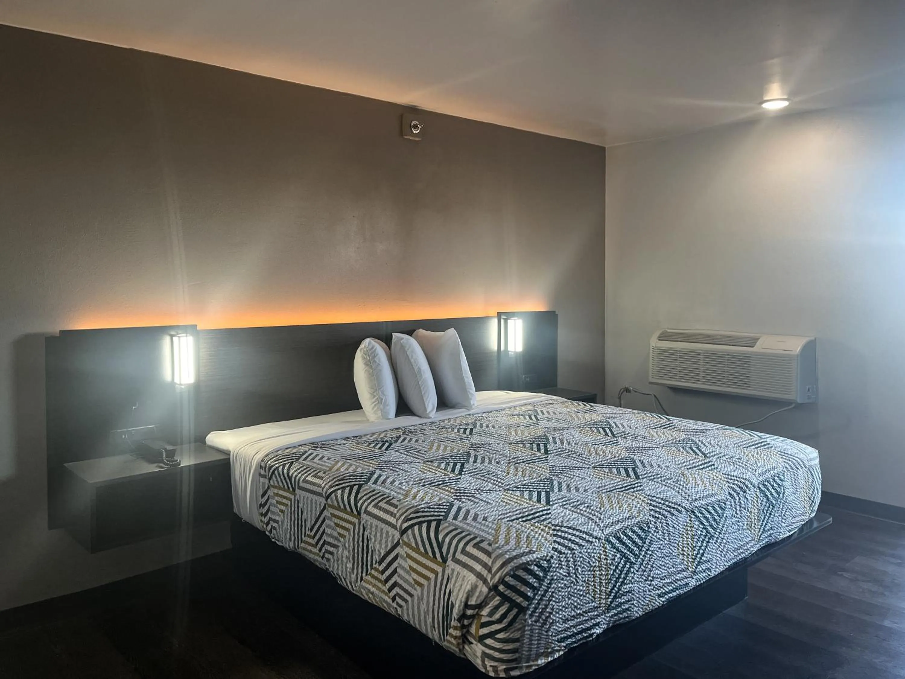 Bedroom, Bed in Studio 6 Dumas, TX