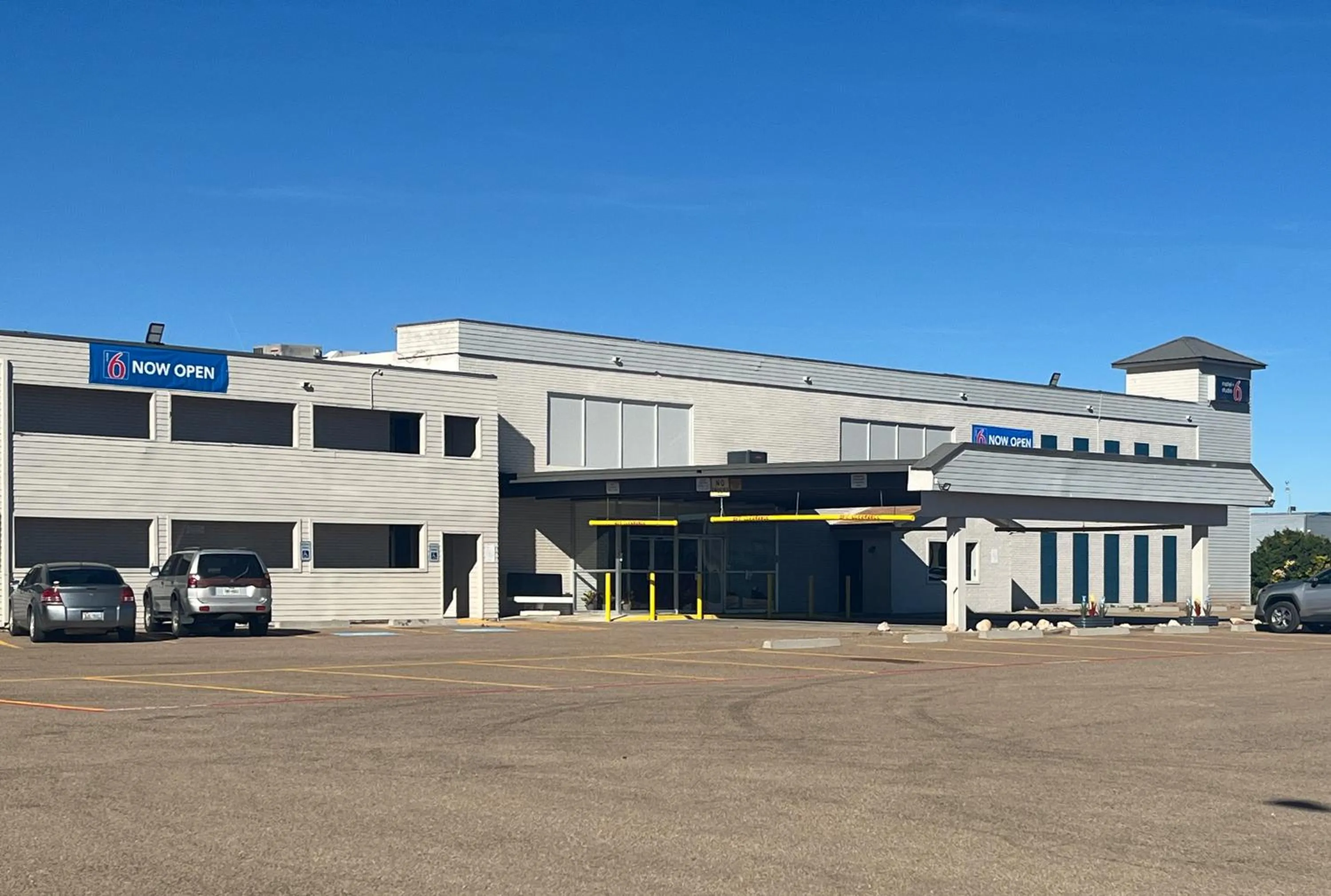 Property building in Studio 6 Dumas, TX