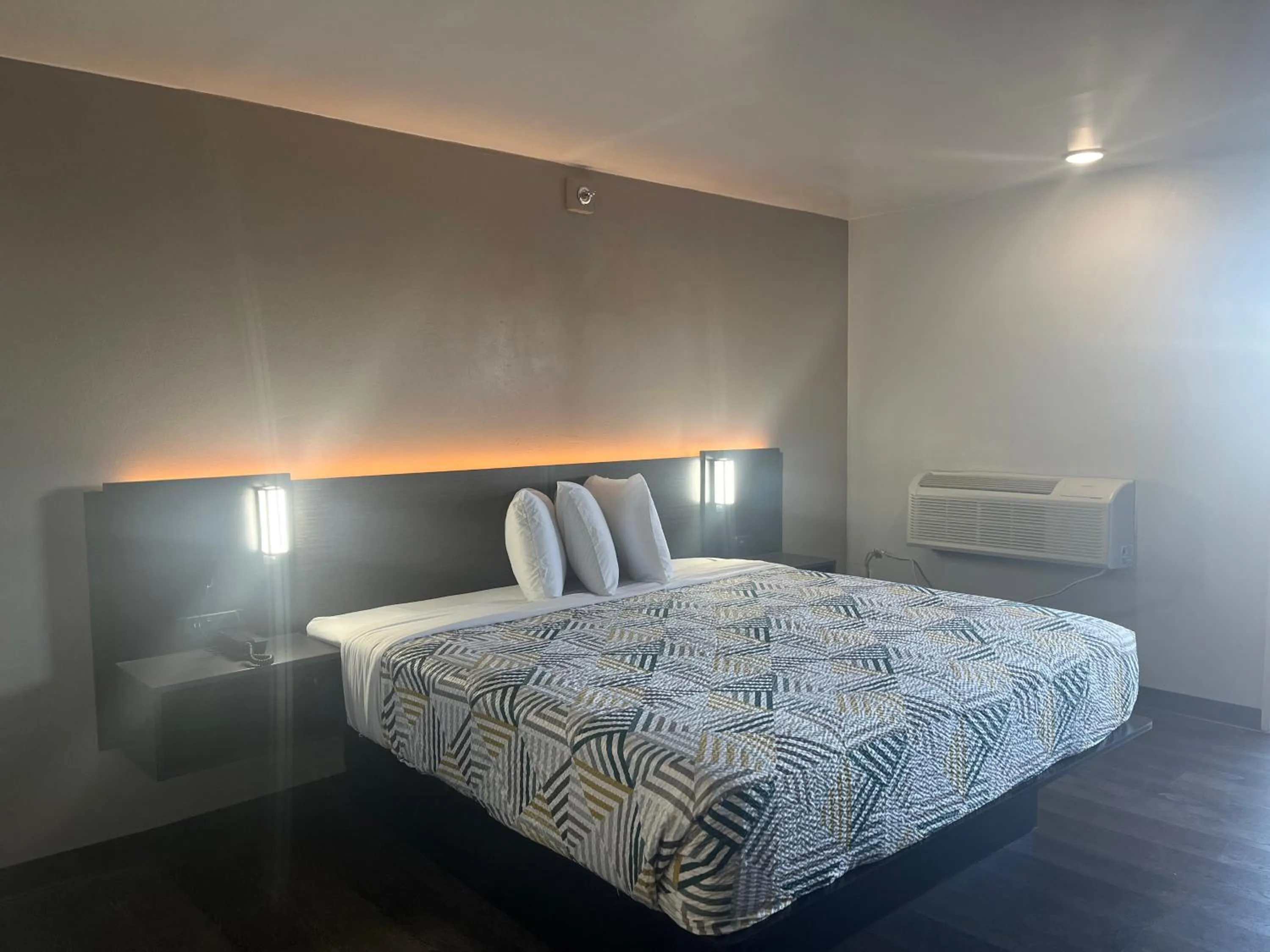 Bed in Studio 6 Dumas, TX