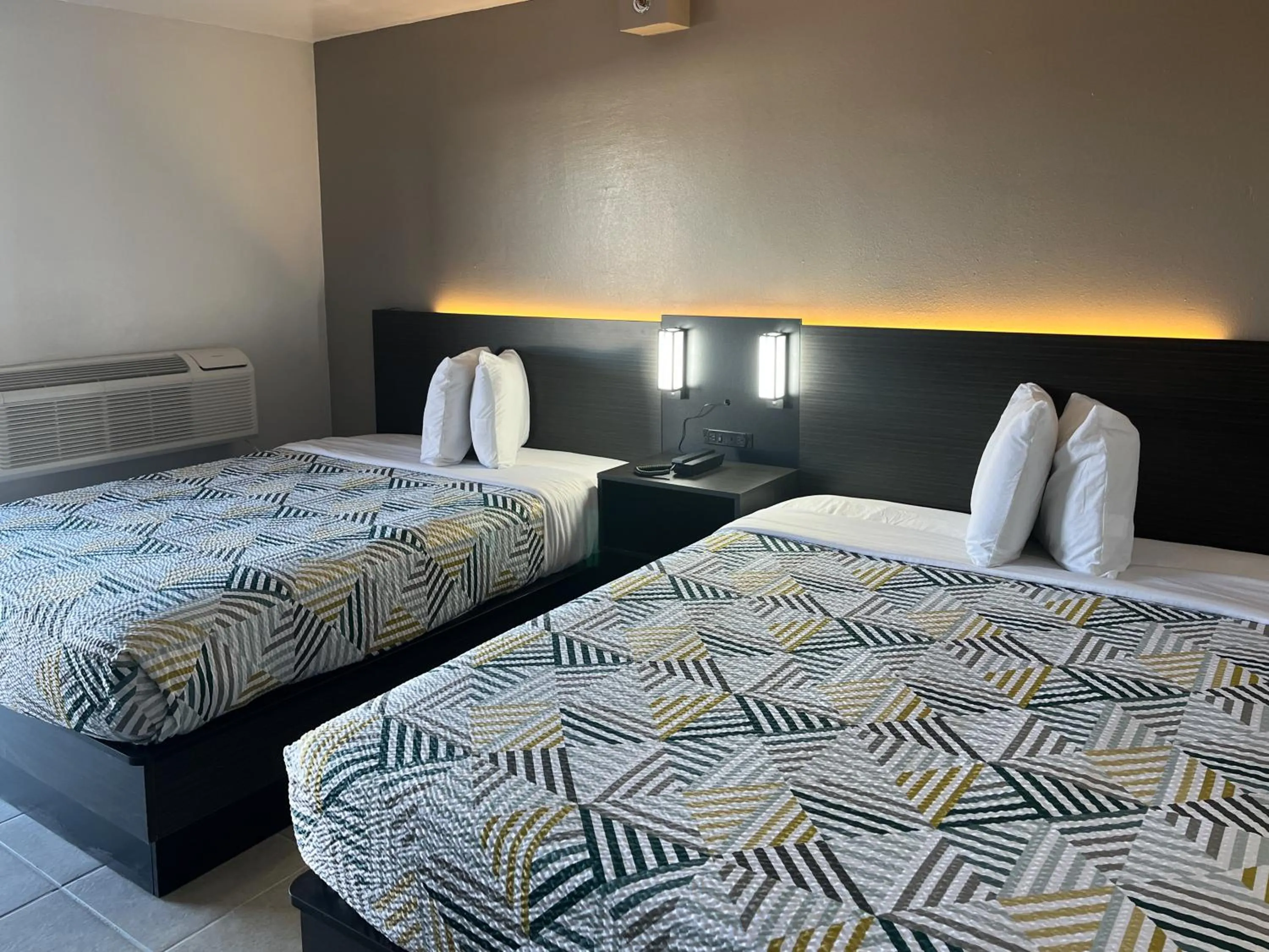 Bedroom, Bed in Studio 6 Dumas, TX