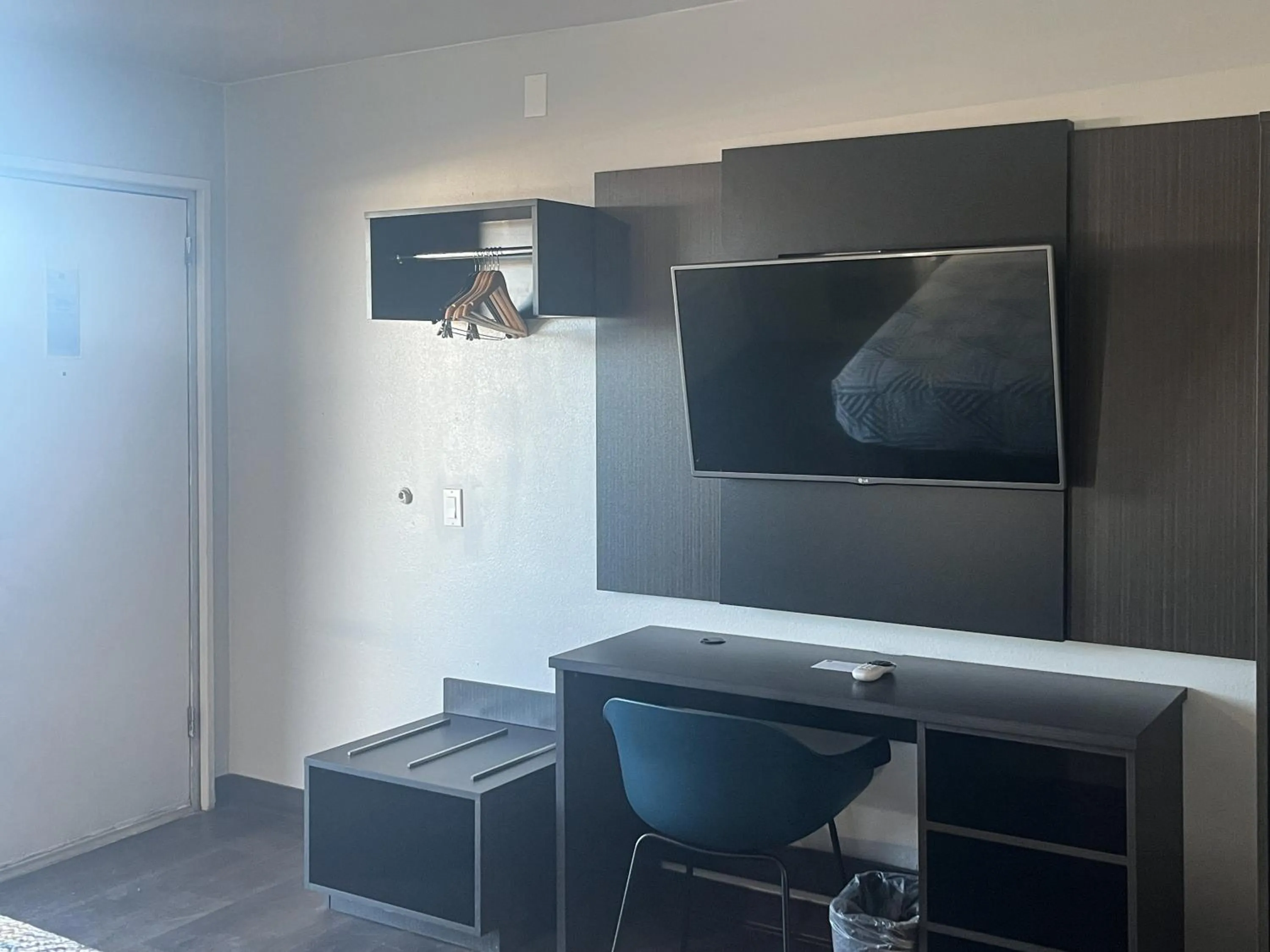 Photo of the whole room in Studio 6 Dumas, TX