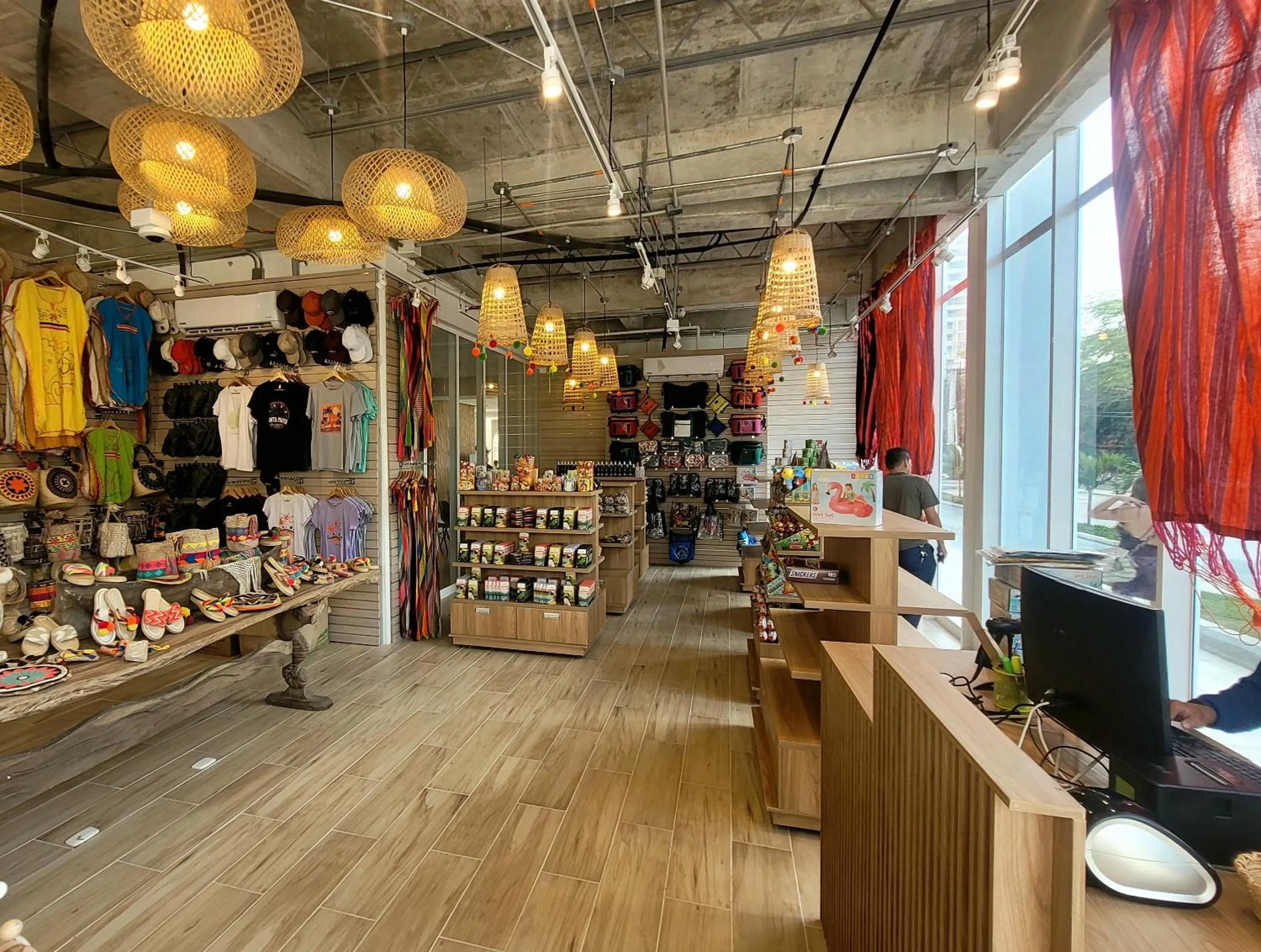 On-site shops in Hotel Porto Horizonte suite 1426