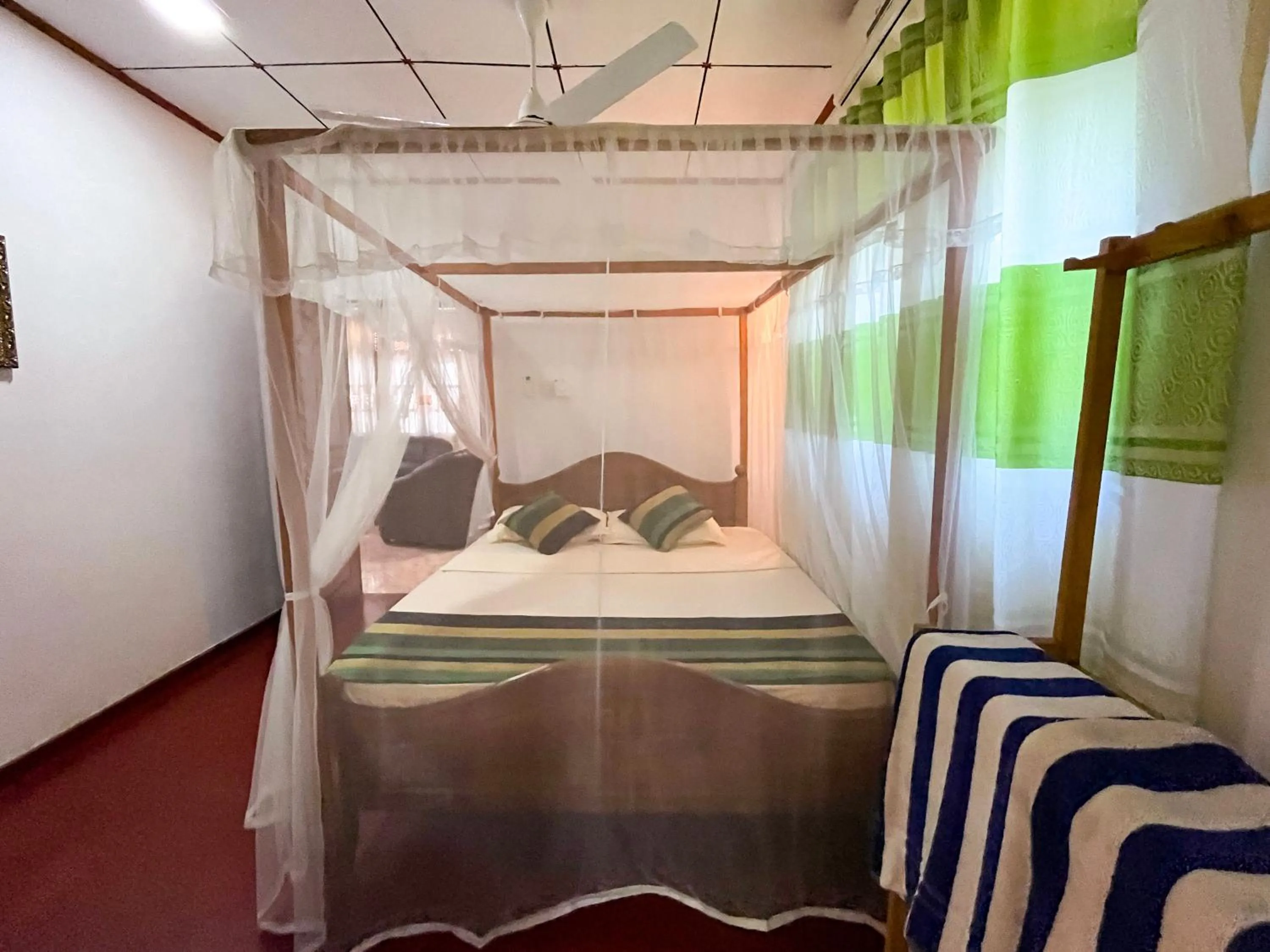 Photo of the whole room, Bed in Damith Tourist Inn