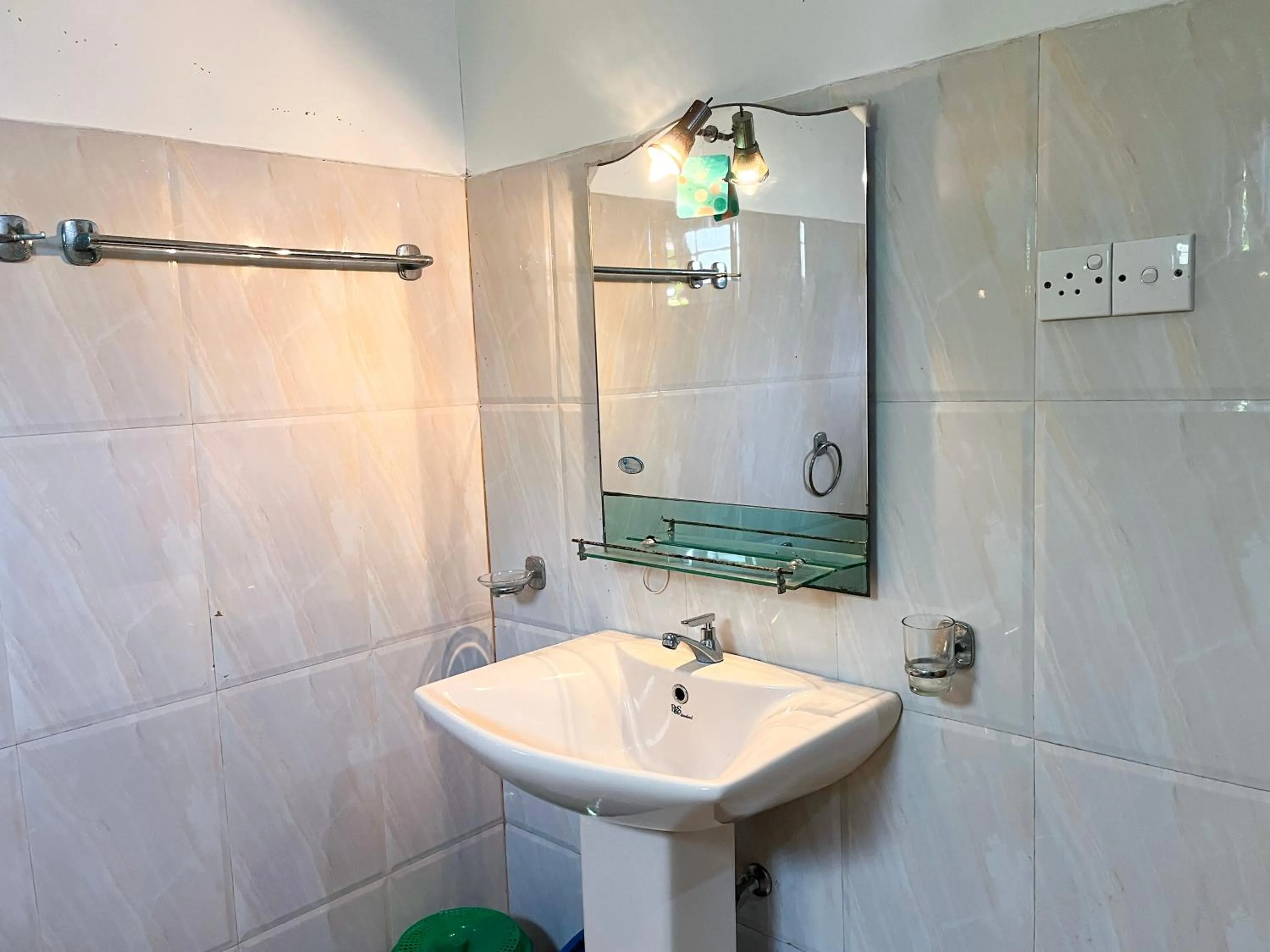 Bathroom in Damith Tourist Inn