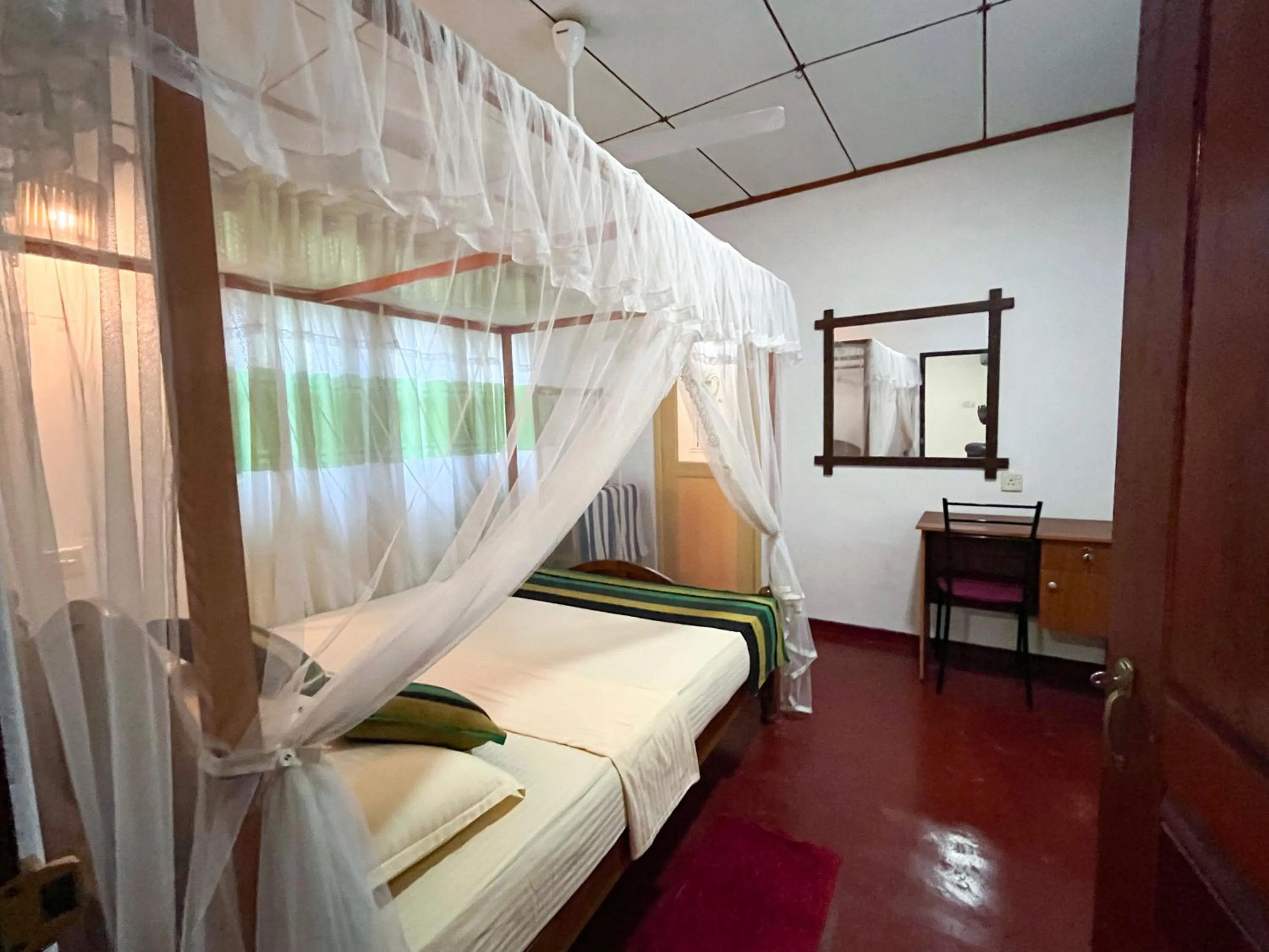 Photo of the whole room, Bed in Damith Tourist Inn